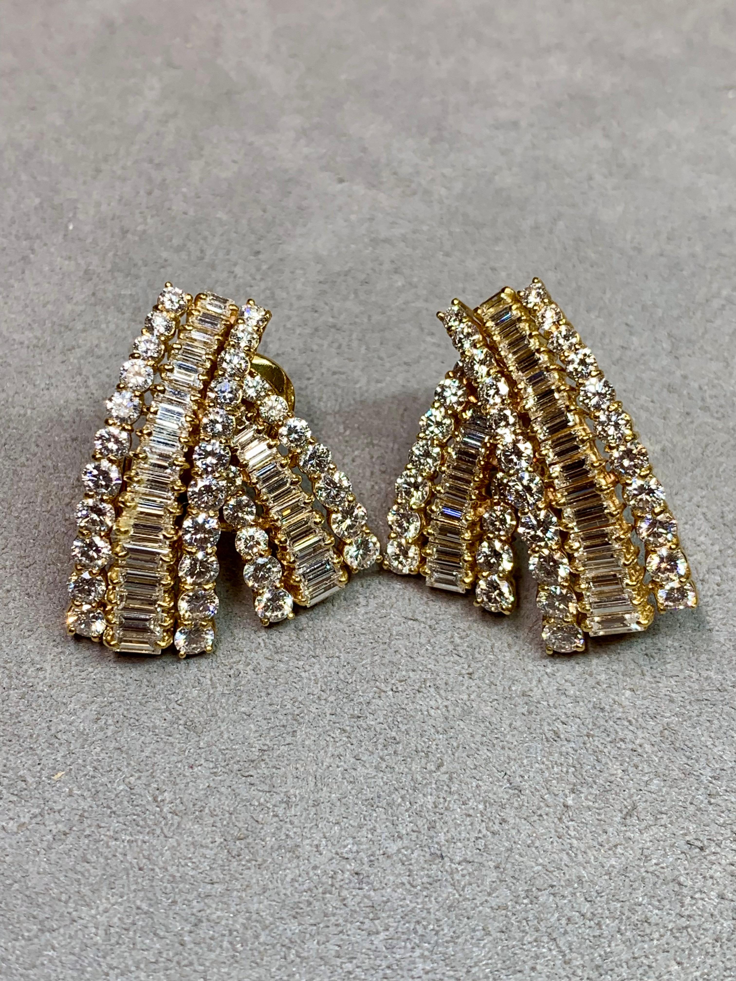 Contemporain Boucles d'oreilles 18K Cascading Graduated Baguette Round Diamond Large Huggie Earrings 11ctw G Vs en vente