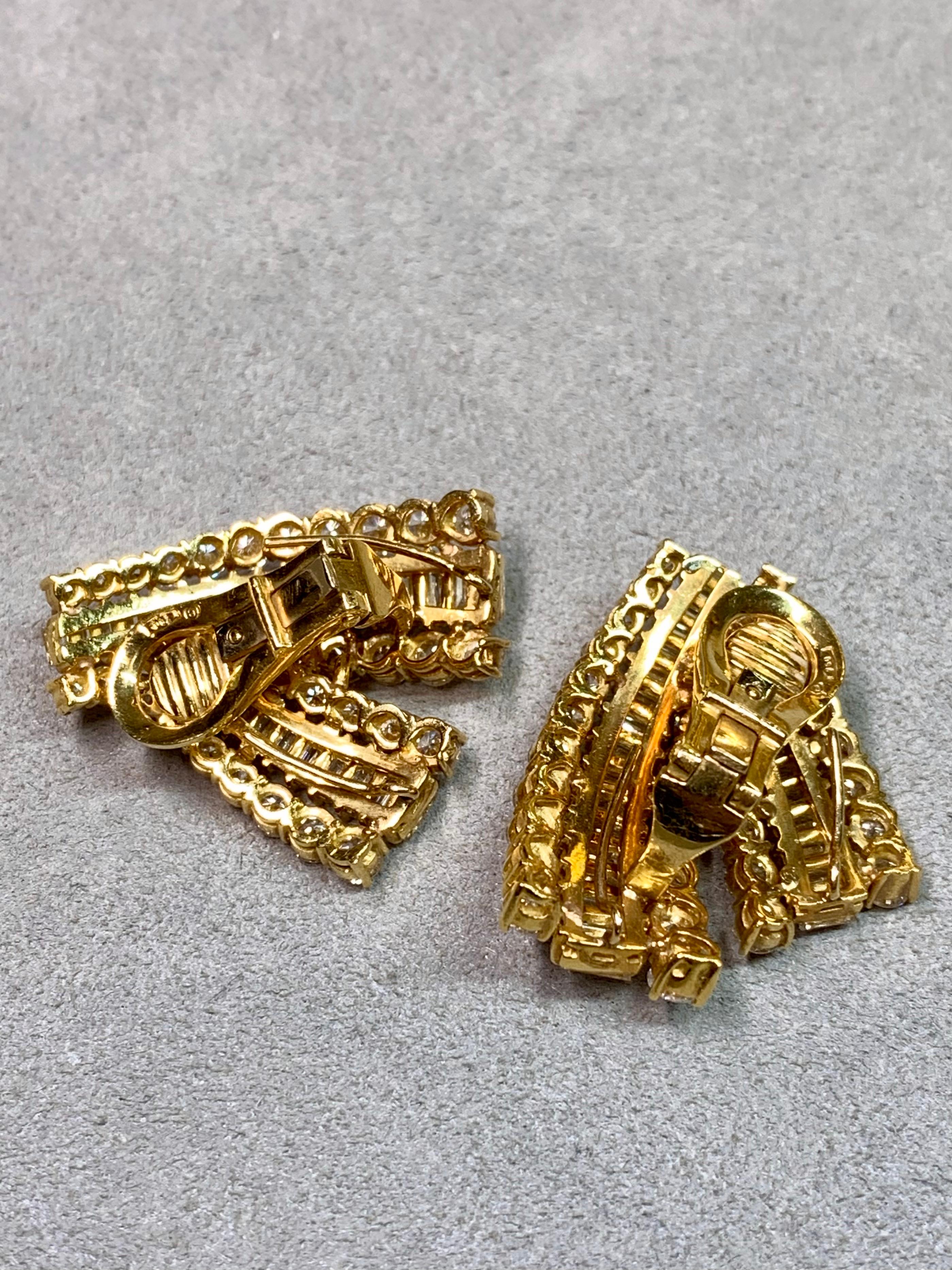 Taille baguette Boucles d'oreilles 18K Cascading Graduated Baguette Round Diamond Large Huggie Earrings 11ctw G Vs en vente