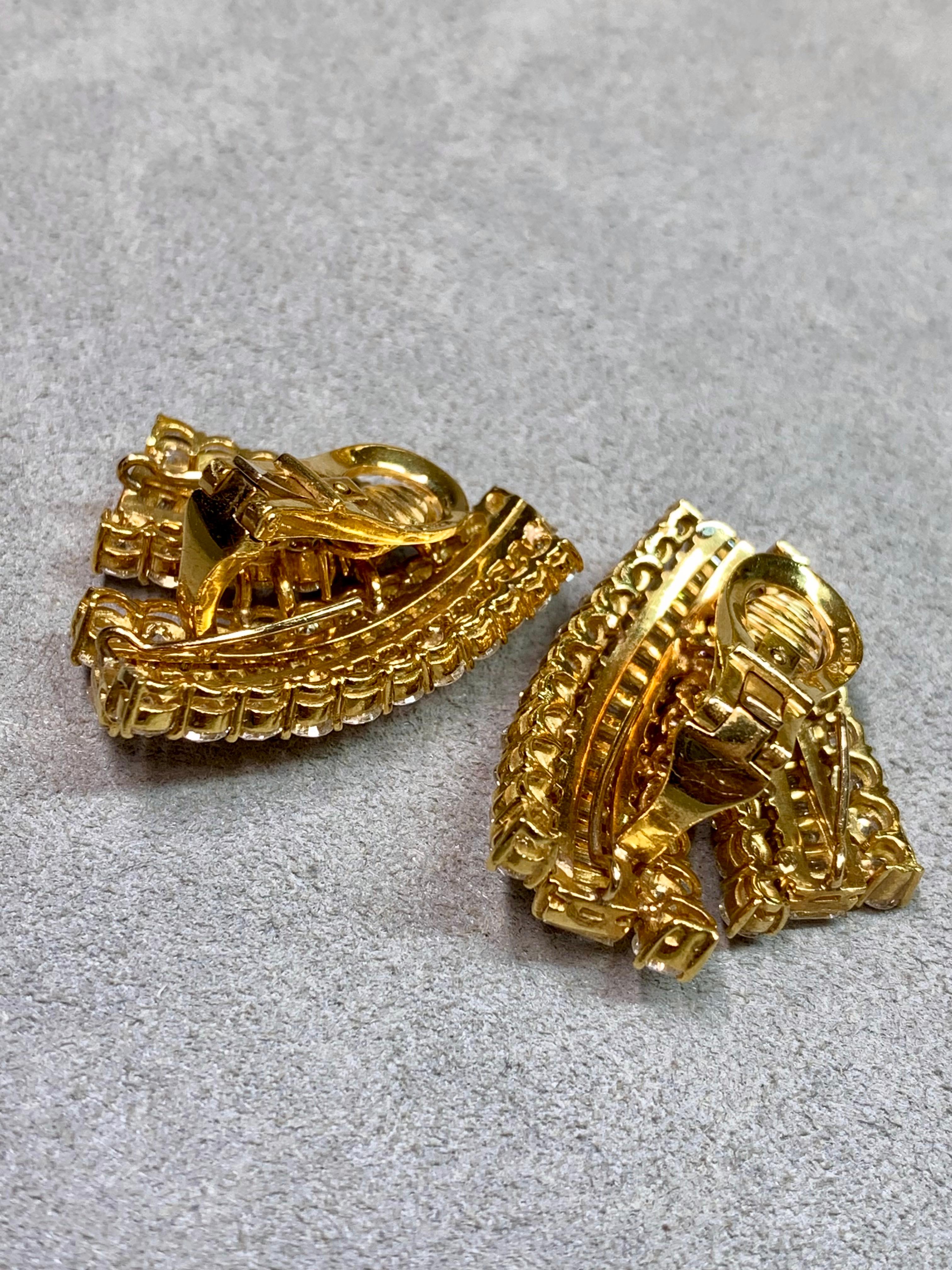 Boucles d'oreilles 18K Cascading Graduated Baguette Round Diamond Large Huggie Earrings 11ctw G Vs Bon état - En vente à Winter Springs, FL