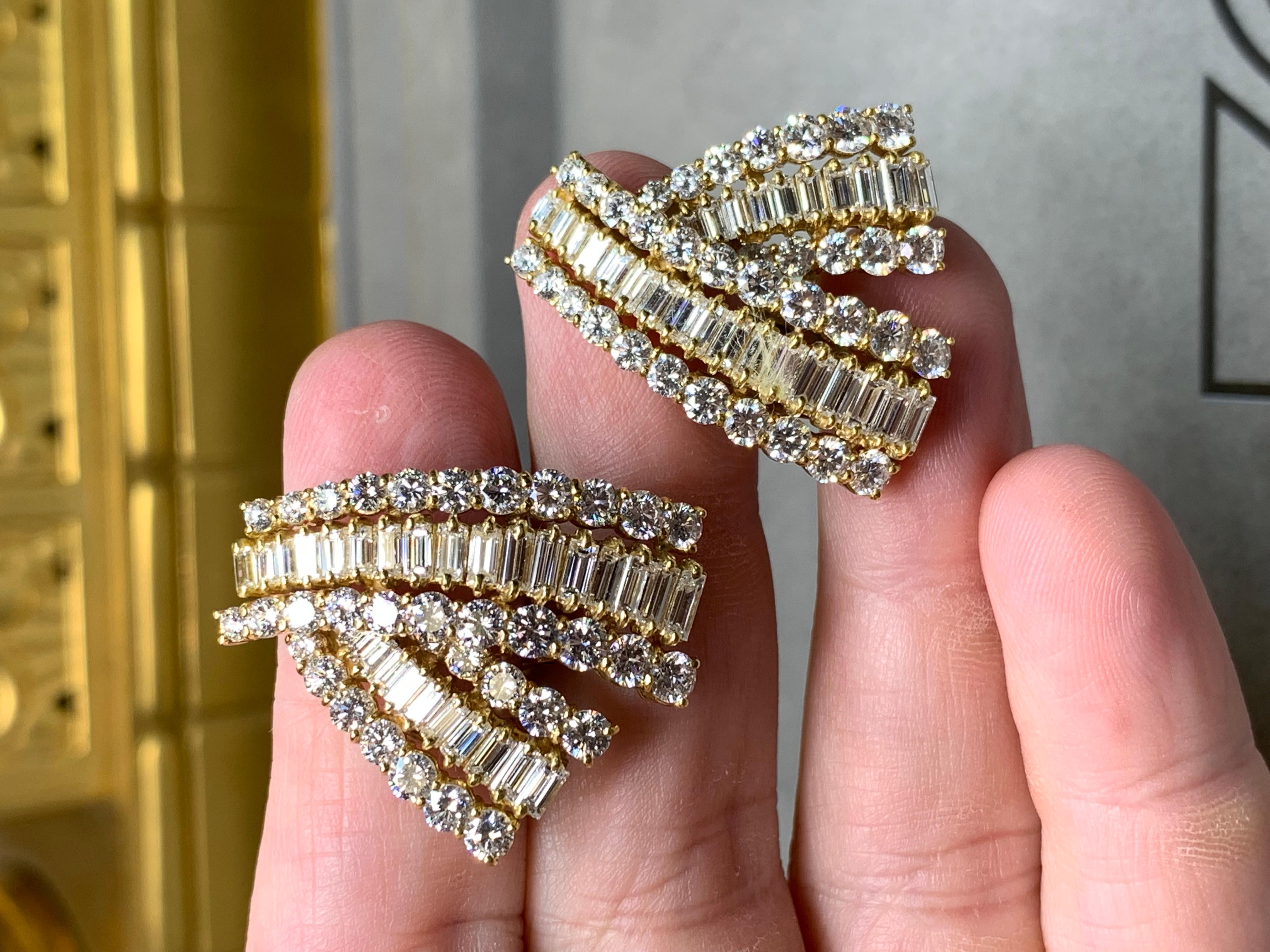 Boucles d'oreilles 18K Cascading Graduated Baguette Round Diamond Large Huggie Earrings 11ctw G Vs Unisexe en vente