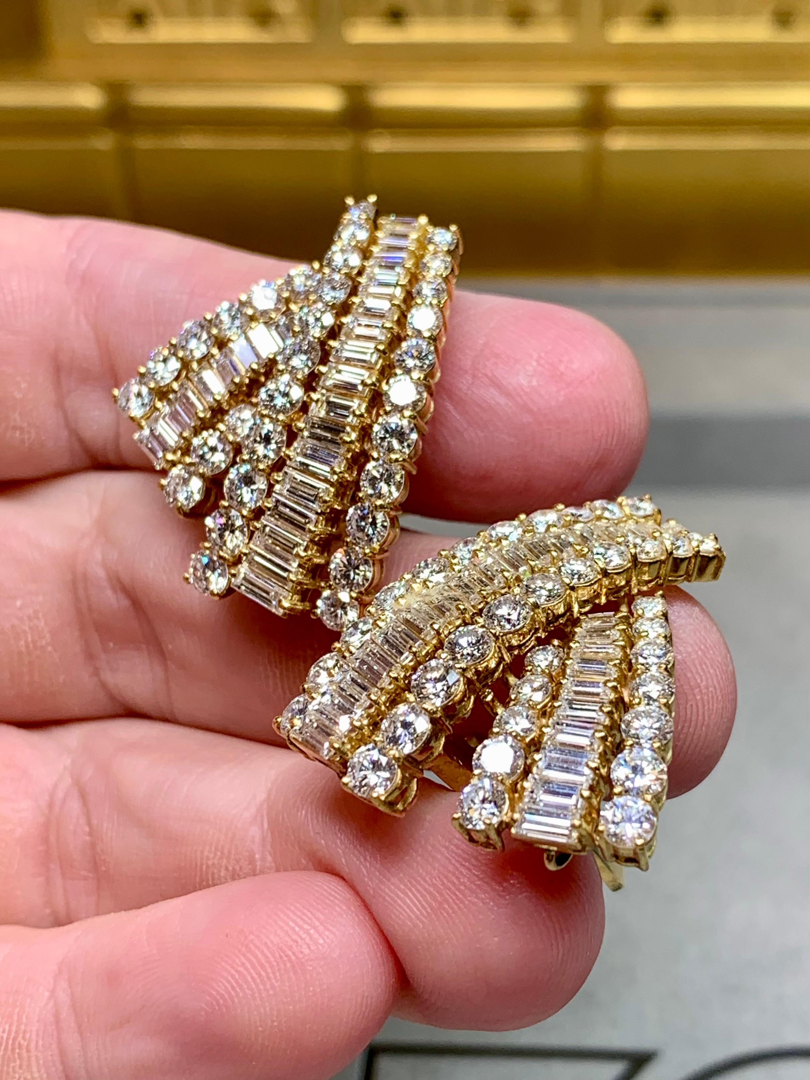 Boucles d'oreilles 18K Cascading Graduated Baguette Round Diamond Large Huggie Earrings 11ctw G Vs en vente 1