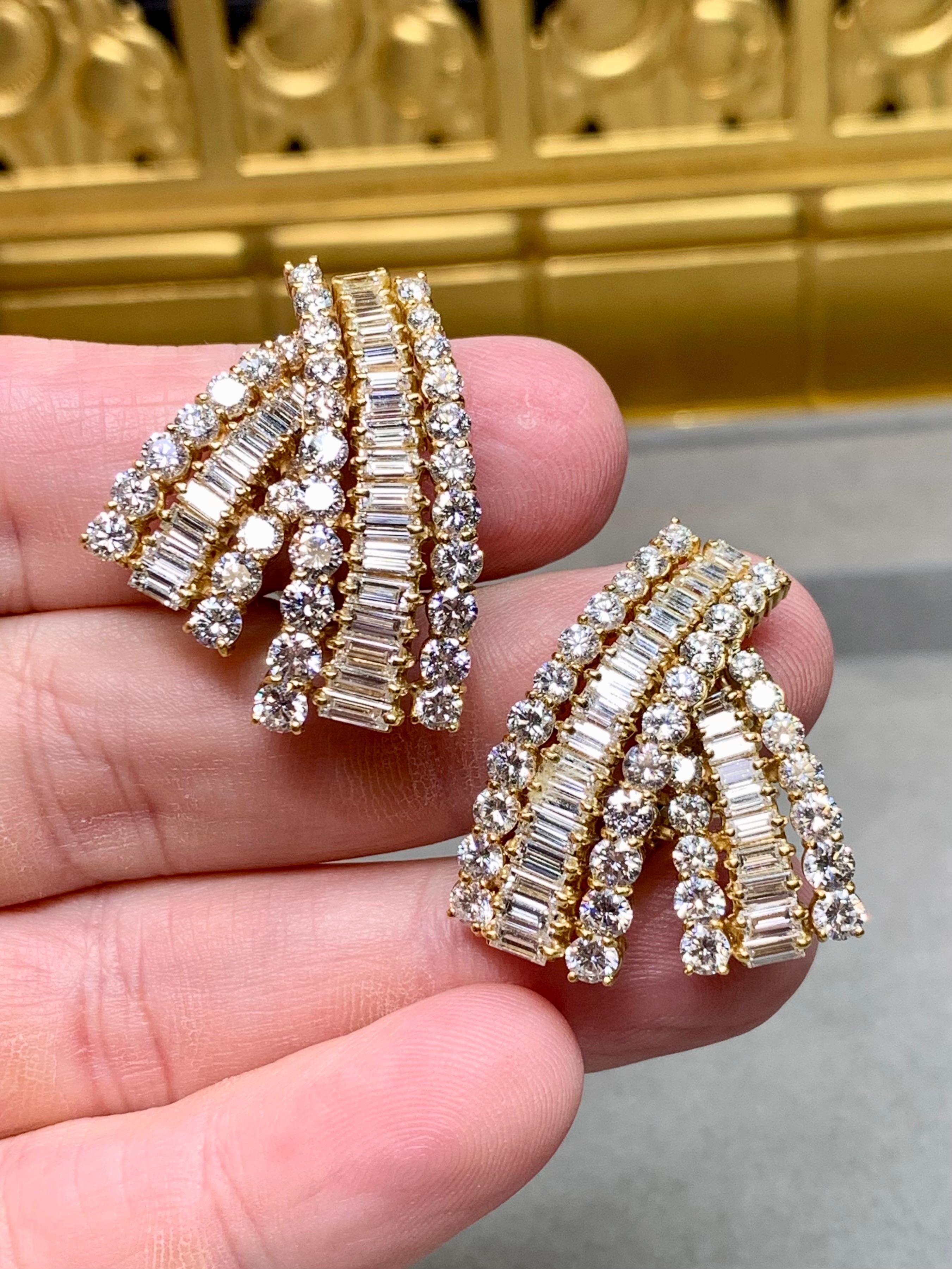 Boucles d'oreilles 18K Cascading Graduated Baguette Round Diamond Large Huggie Earrings 11ctw G Vs en vente 2