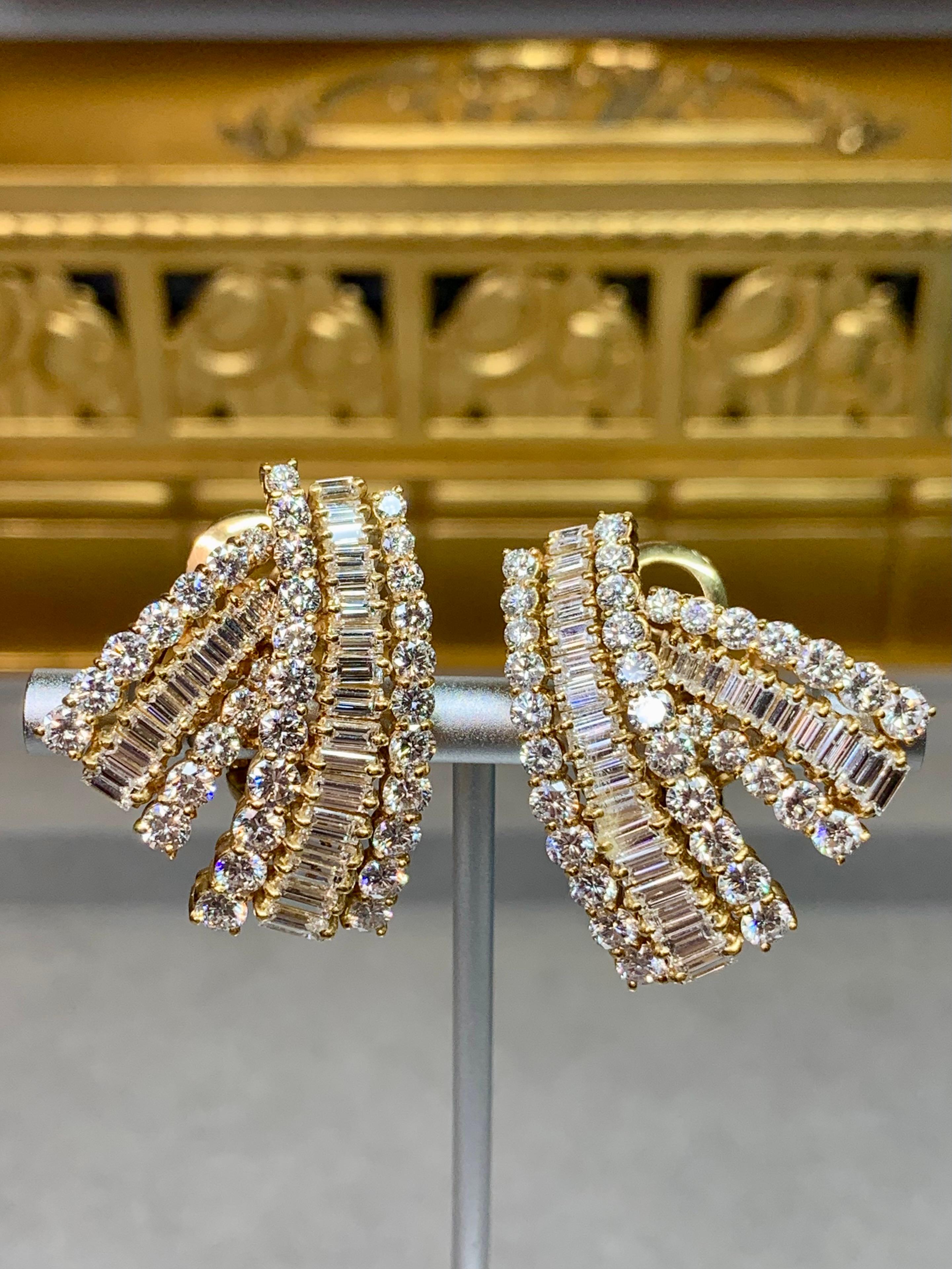 Boucles d'oreilles 18K Cascading Graduated Baguette Round Diamond Large Huggie Earrings 11ctw G Vs en vente 3