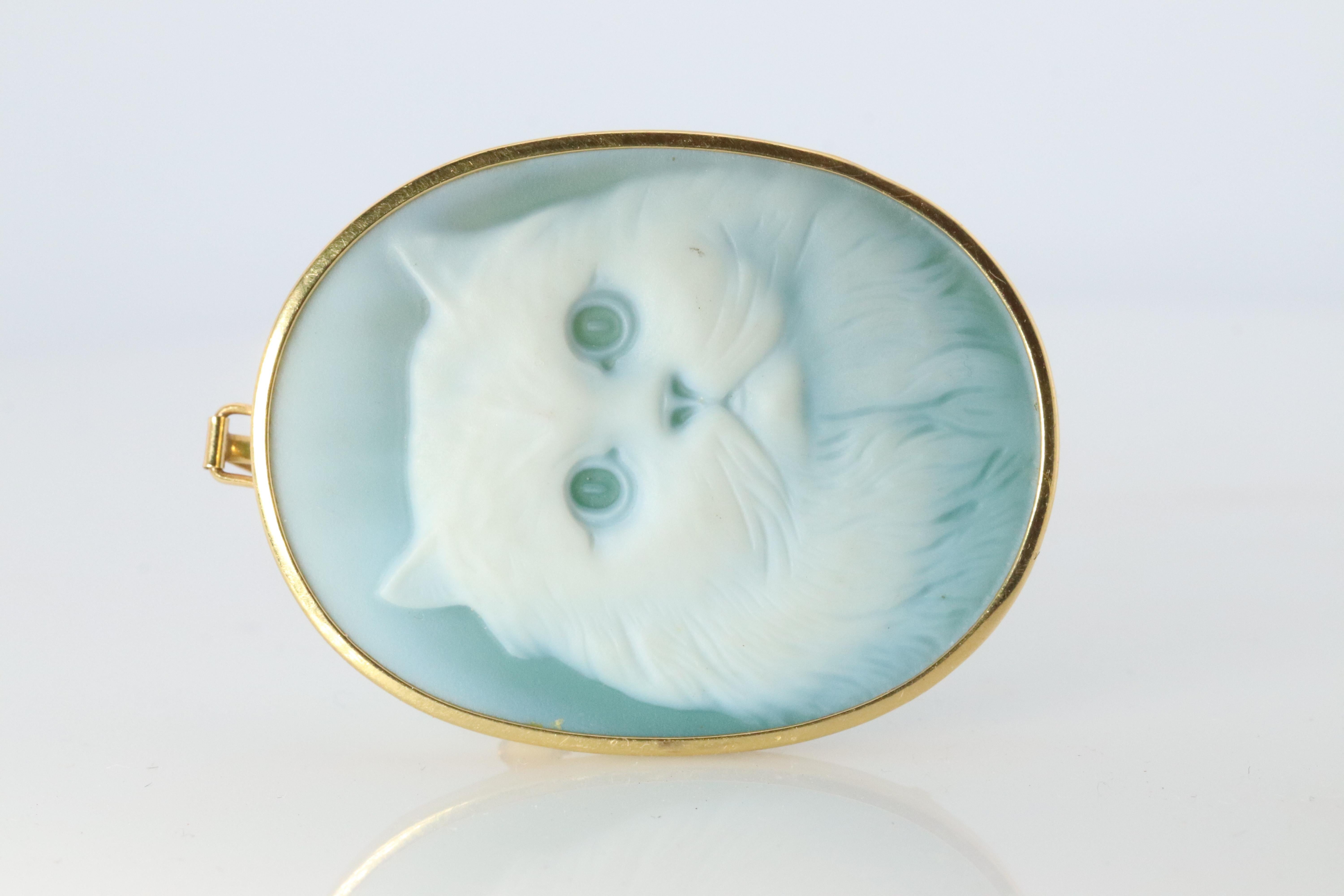 Round Cut 18k Cat Face Brooch and Pendant. 18k YG Carved Cute Cat Carved Cameo For Sale