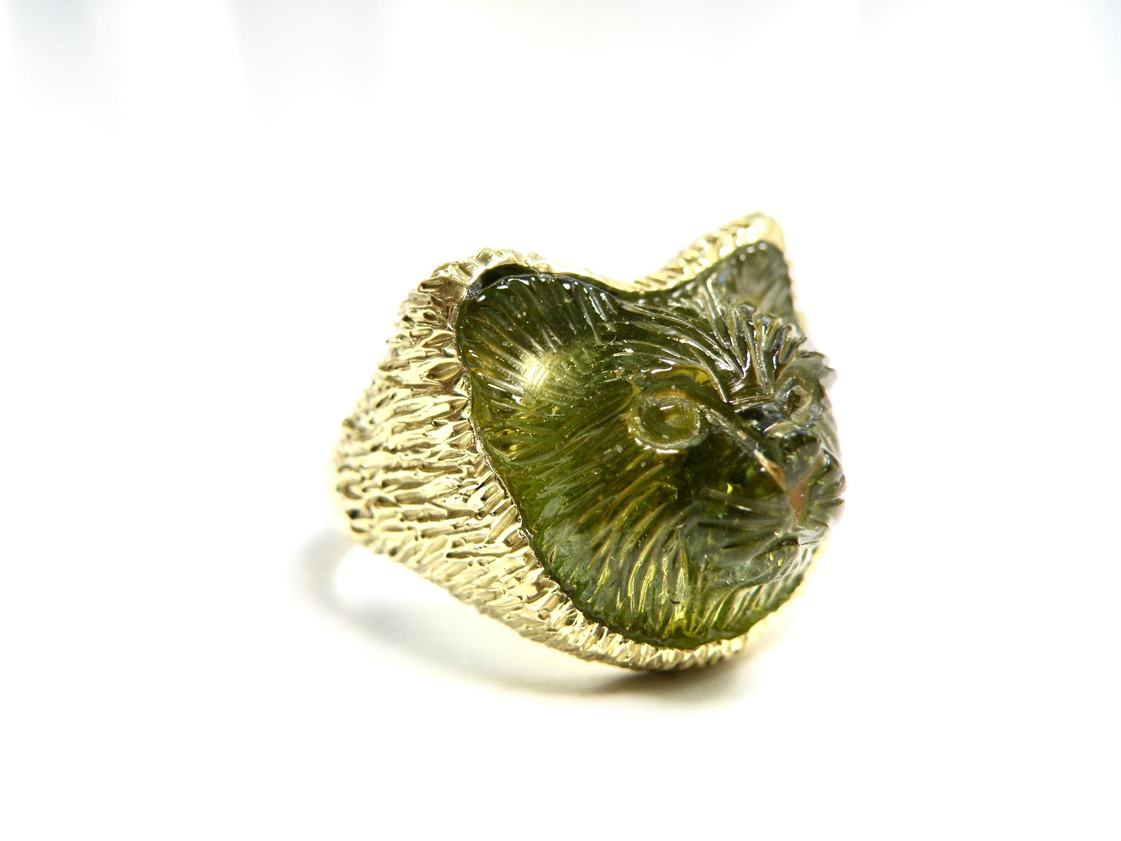 Questo anello è un gatto scolpito a mano in tormalina verde. La fascia è in oro 18 carati.