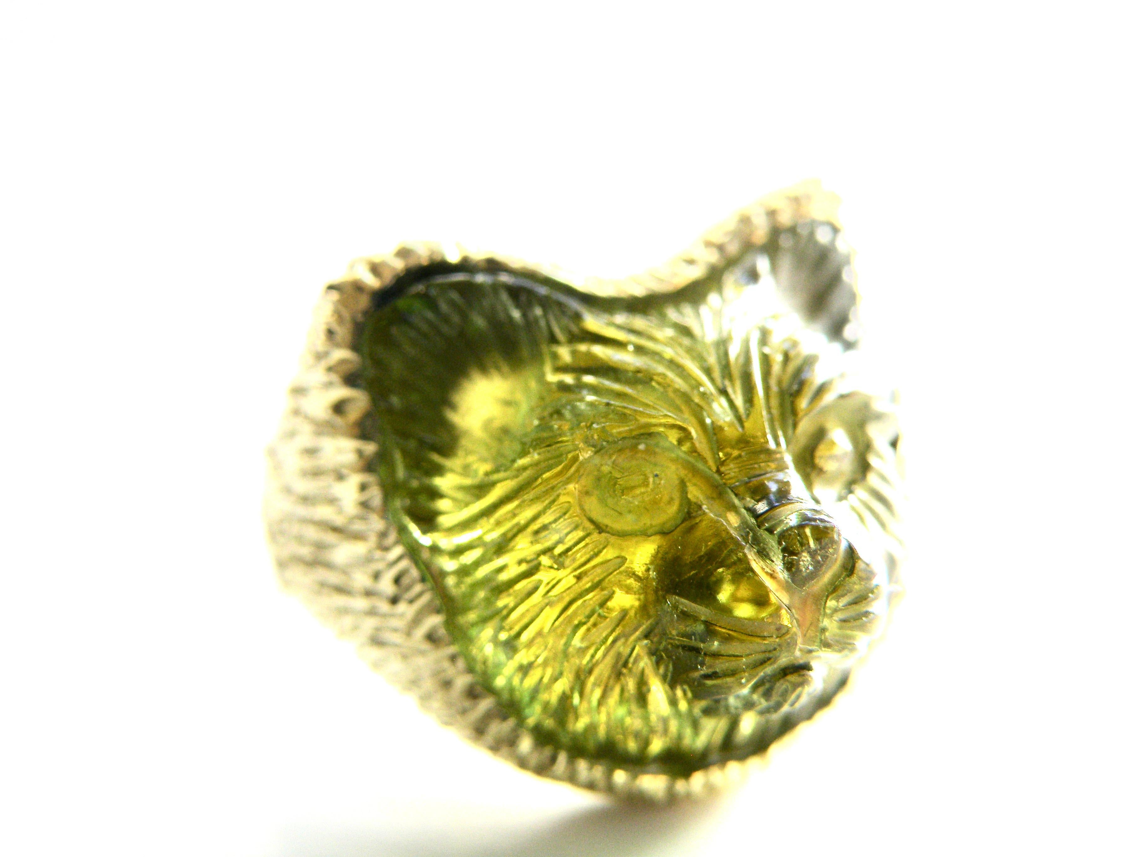 Cabochon Anello gatto 18k, tormalina verde intagliata in vendita