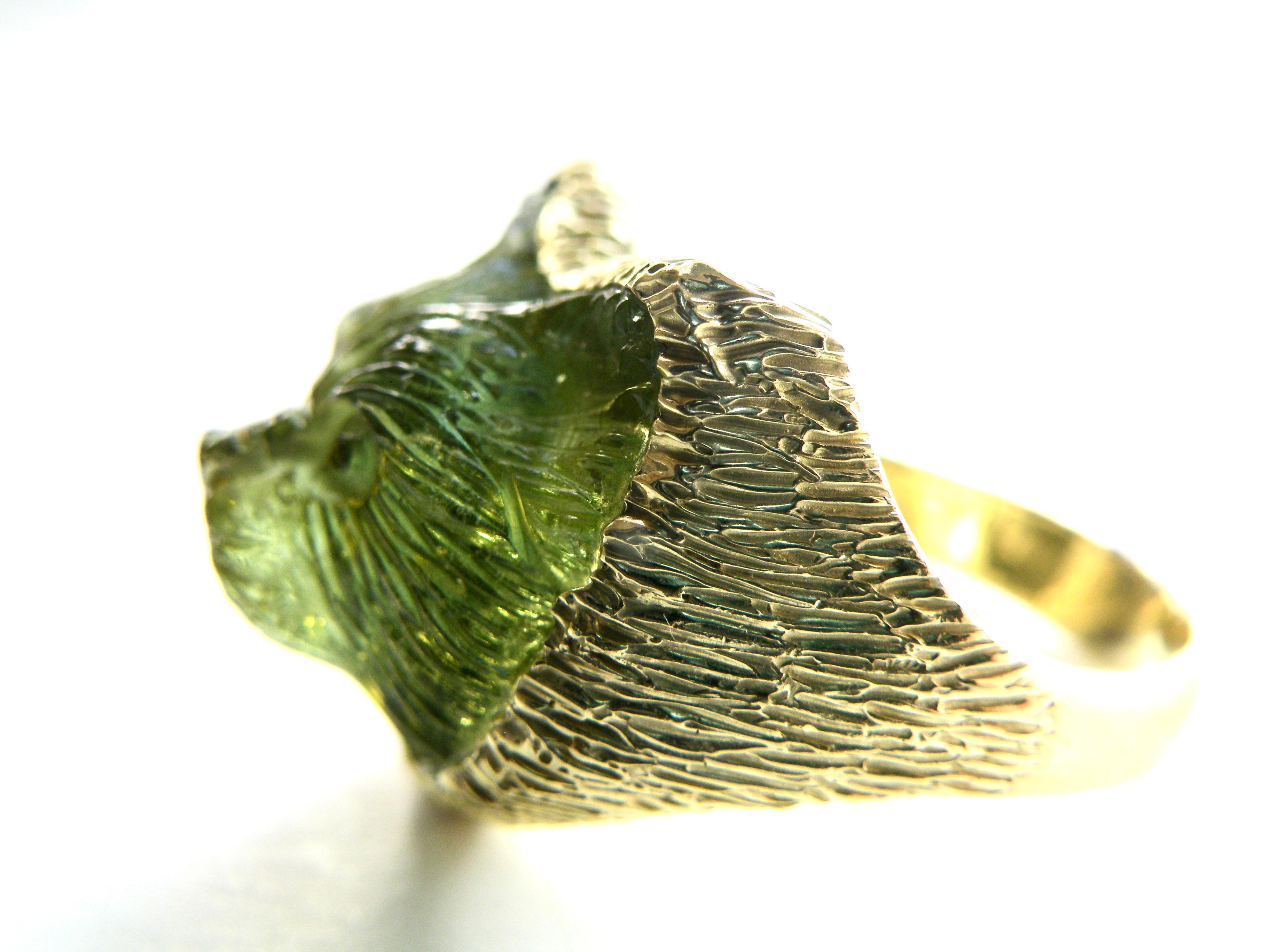 Anello gatto 18k, tormalina verde intagliata In condizioni Nuovo in vendita a Cohasset, MA
