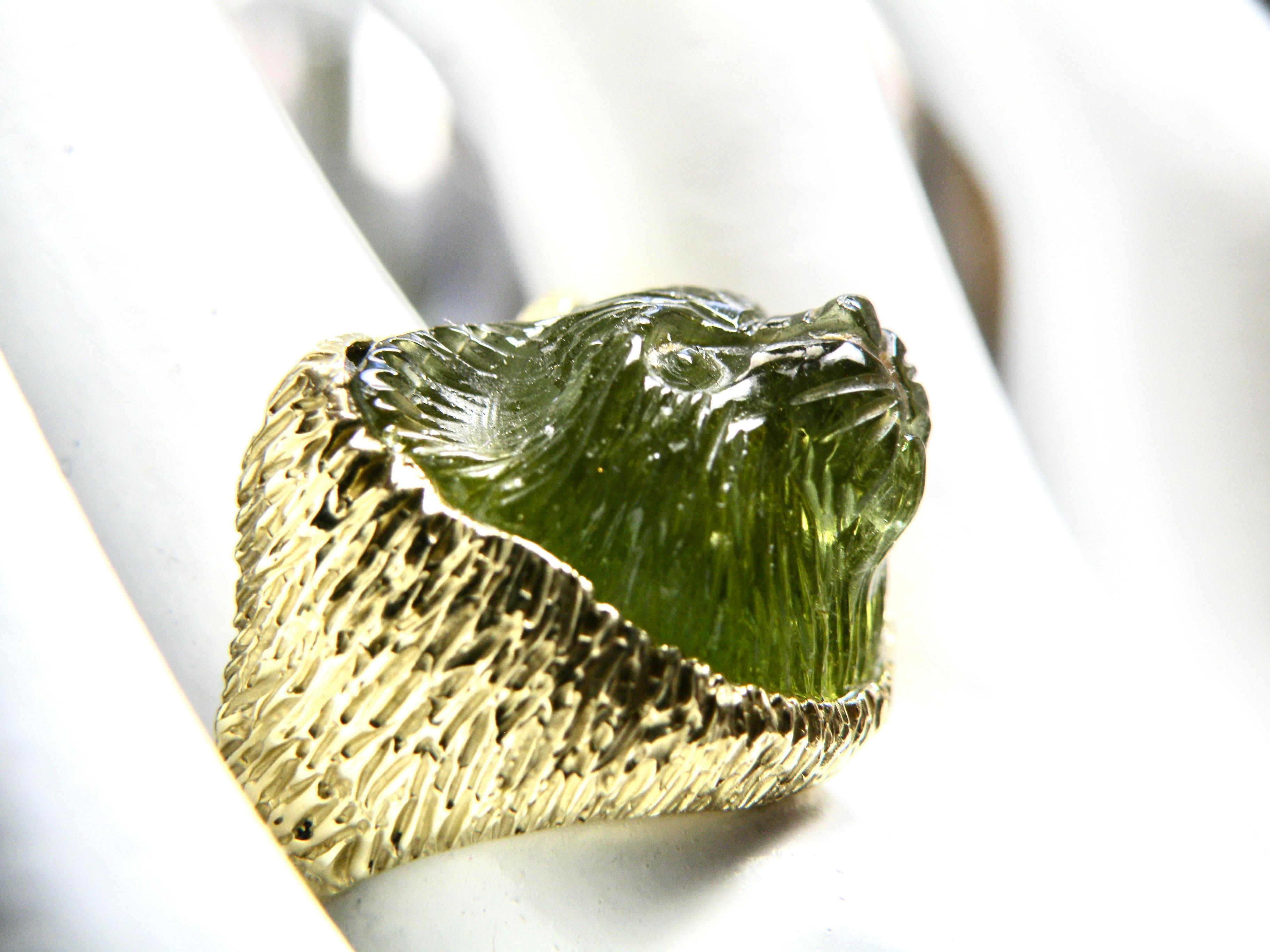 Donna Anello gatto 18k, tormalina verde intagliata in vendita