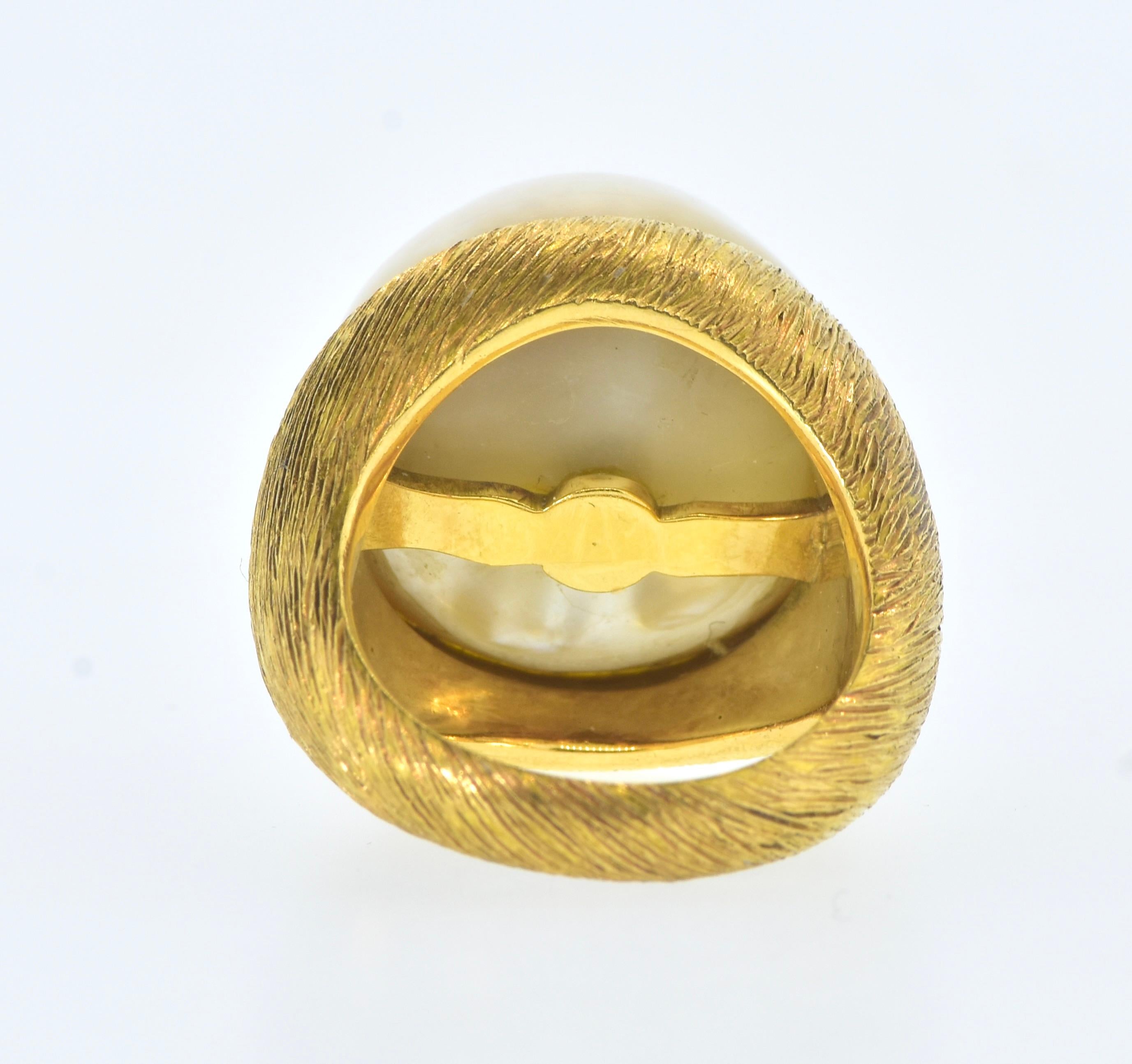 18K centering a Very Fine Large over 19 mm Mabe Cultured Pearl Ring  circa 1960. 4