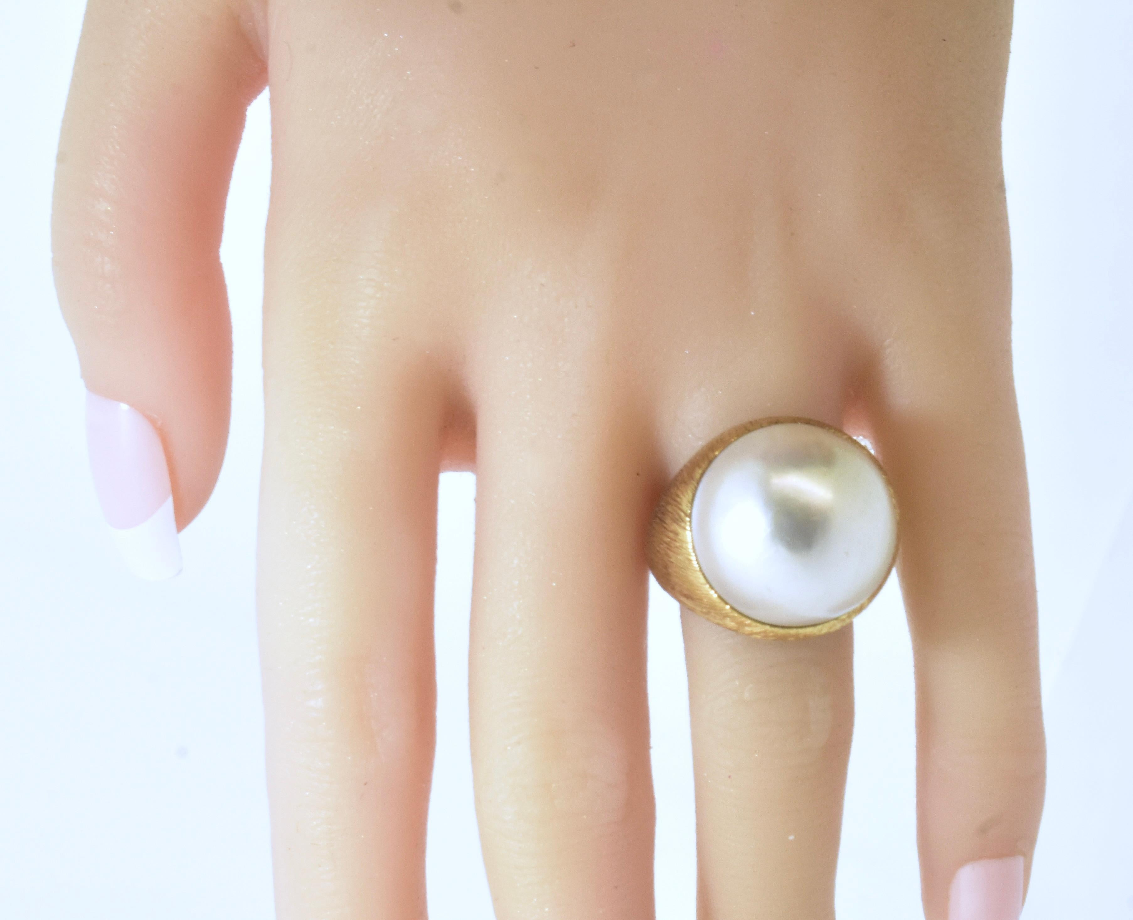 Retro 18K centering a Very Fine Large over 19 mm Mabe Cultured Pearl Ring  circa 1960.