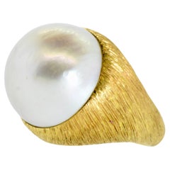 Anillo de Perlas Cultivadas Mabe de 18 quilates centrado en una perla grande muy fina de más de 19 mm hacia 1960.