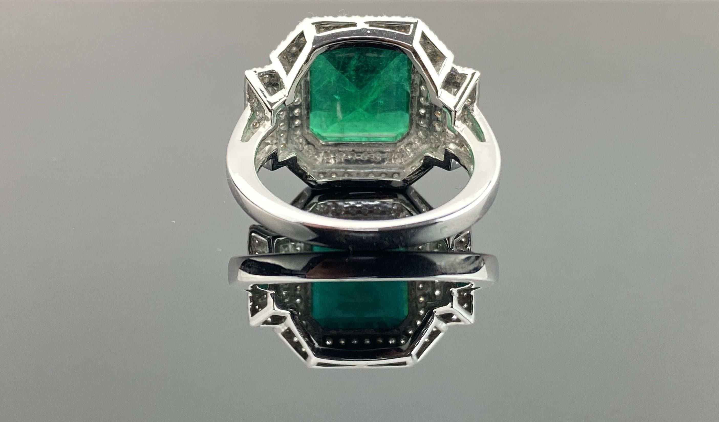18K Certified Emerald Square Cut Emerald and Diamond Halo Ring In New Condition For Sale In Bangkok, Thailand