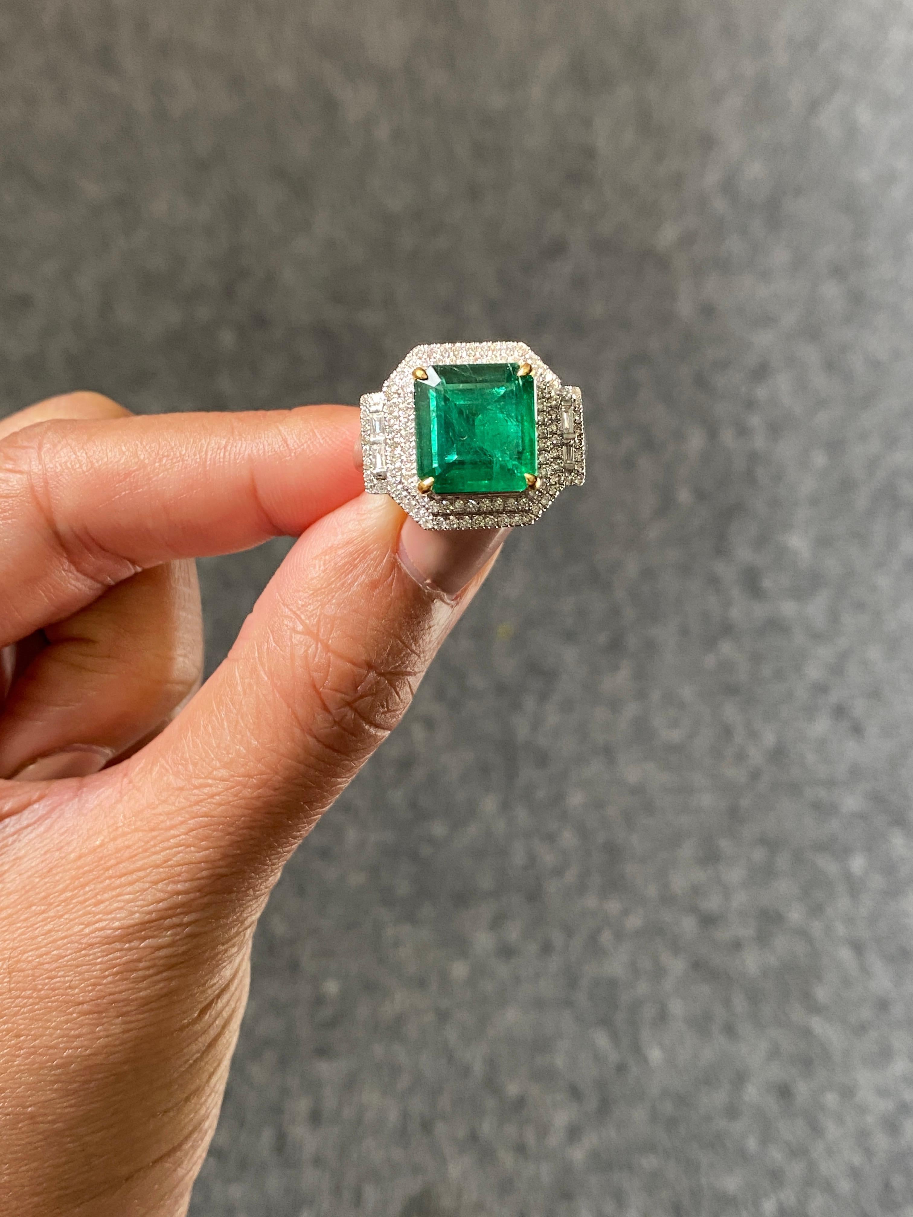 18 Karat zertifizierter Smaragd-Halo-Ring mit Smaragd im Quadratschliff und Diamant im Angebot 1