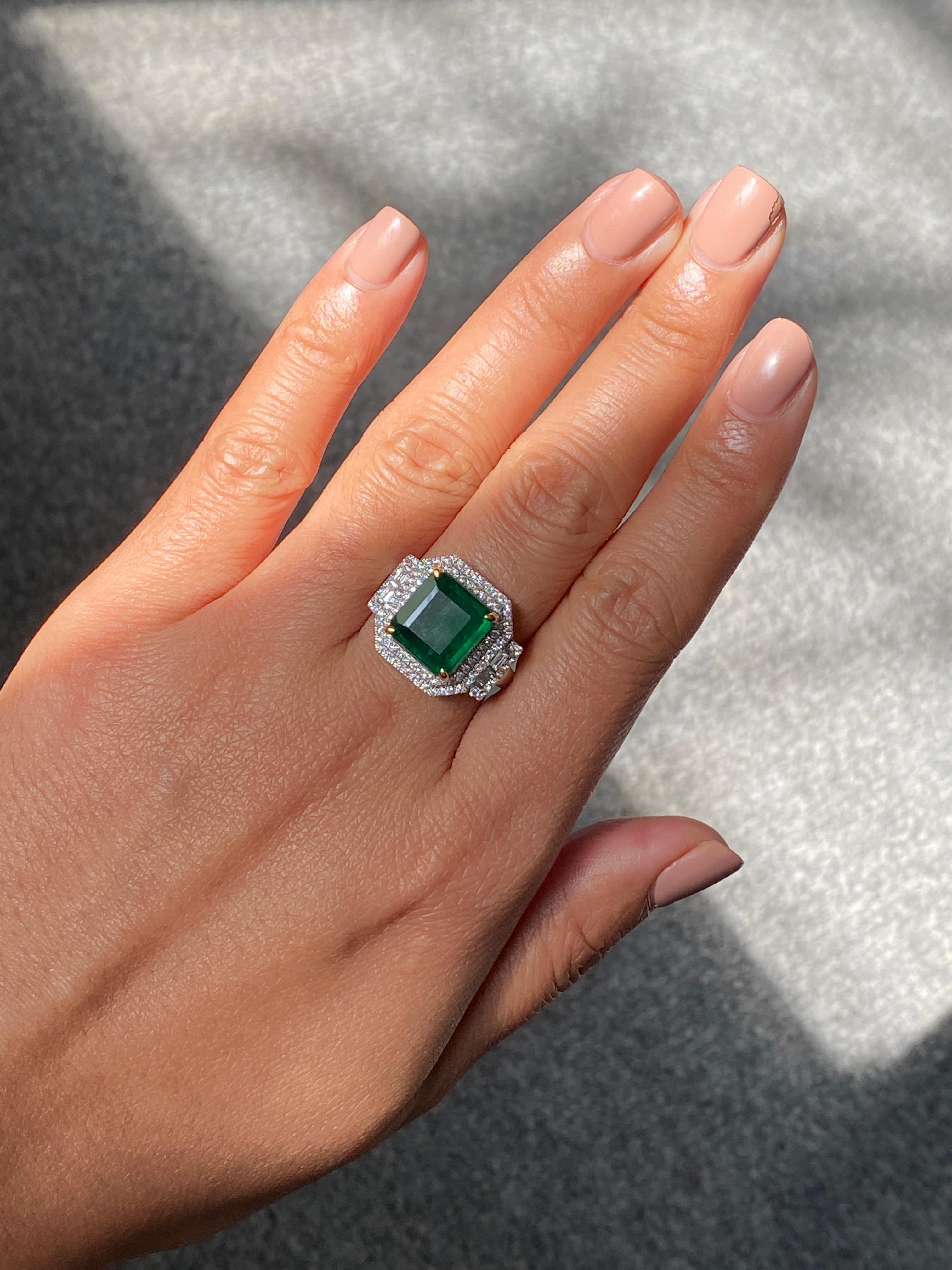 18 Karat zertifizierter Smaragd-Halo-Ring mit Smaragd im Quadratschliff und Diamant im Angebot 2