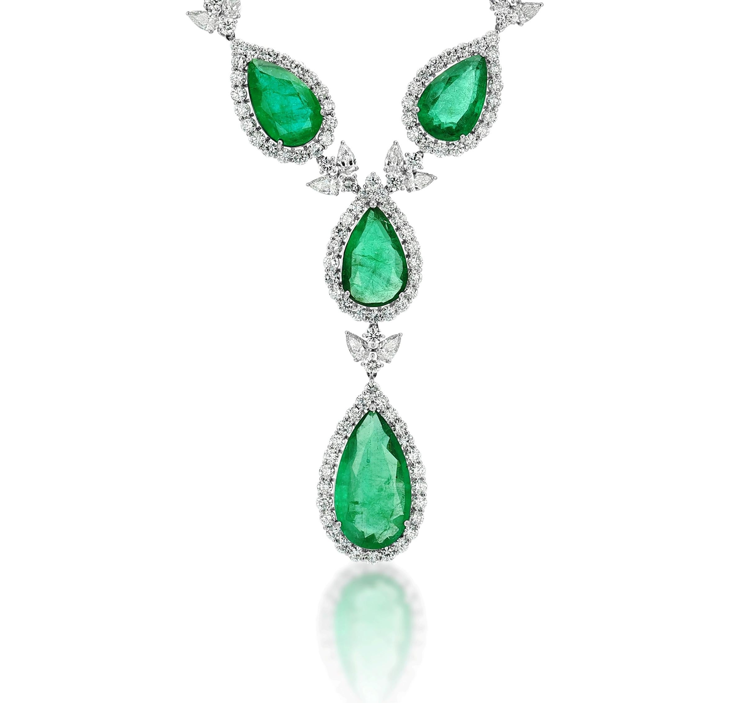 Artículo nº 8247

Collar araña para señora de 18 quilates con 23,26 quilates de diamantes y 51,95 quilates de esmeralda.  (8) Esmeraldas verdes en forma de pera engastadas en un collar metálico de oro blanco con numerosos diamantes casi incoloros
