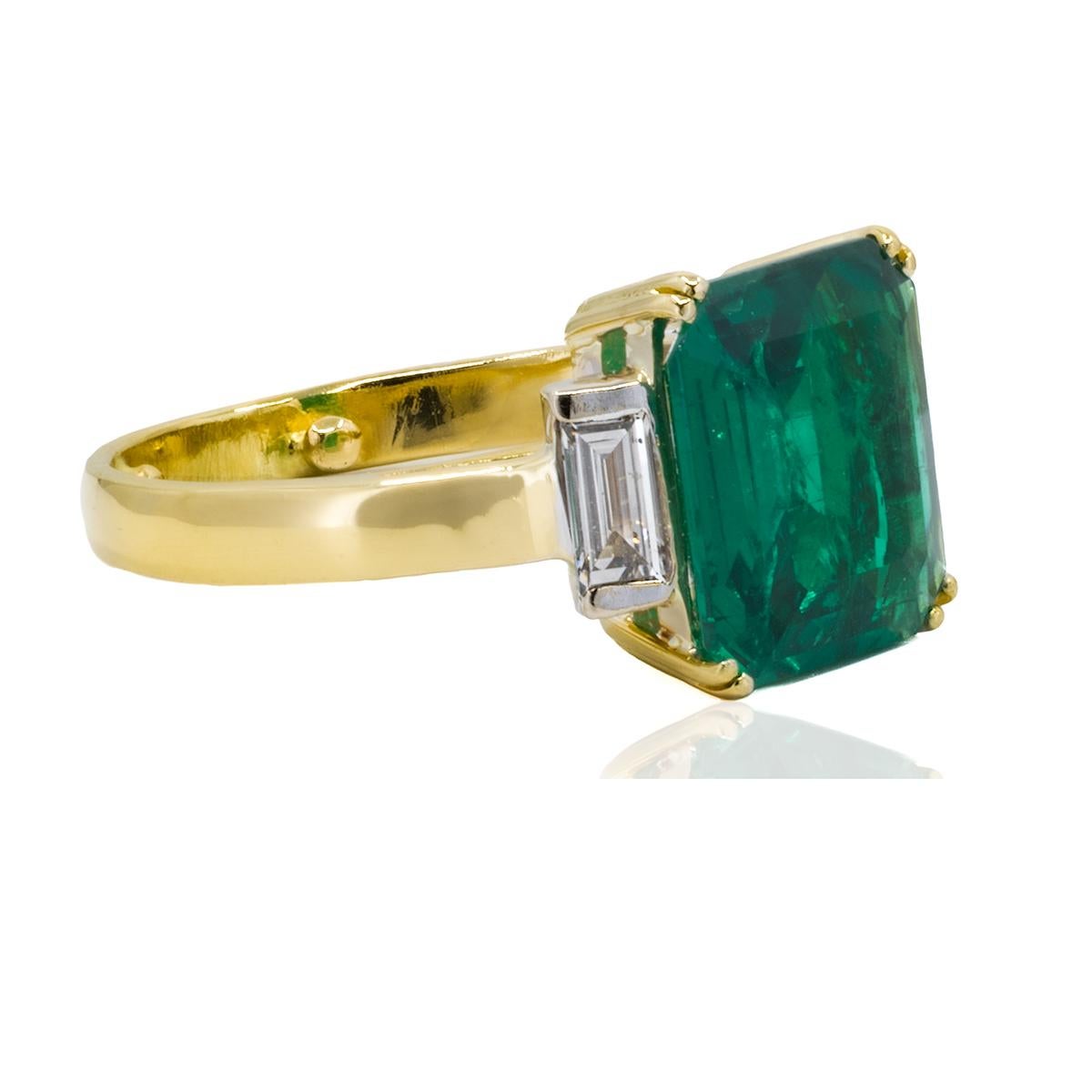 Découvrez la beauté exquise de notre bague Chatham Emerald 18k. Cette magnifique bague est ornée d'une émeraude chatham cultivée en laboratoire, offrant le même éclat et la même brillance qu'une émeraude naturelle, mais avec une option plus