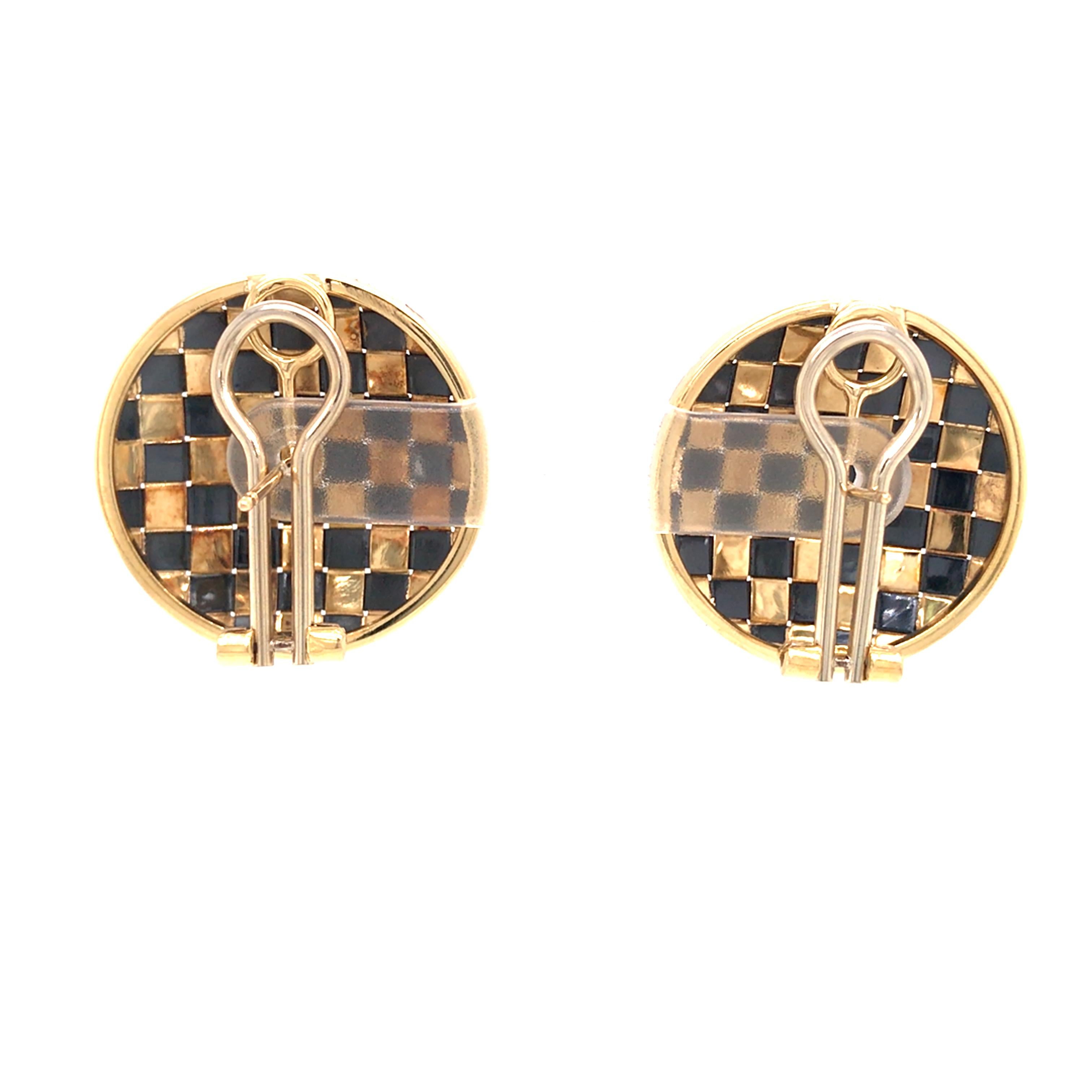18K Checkered Button Earrings Yellow Gold For Sale 2