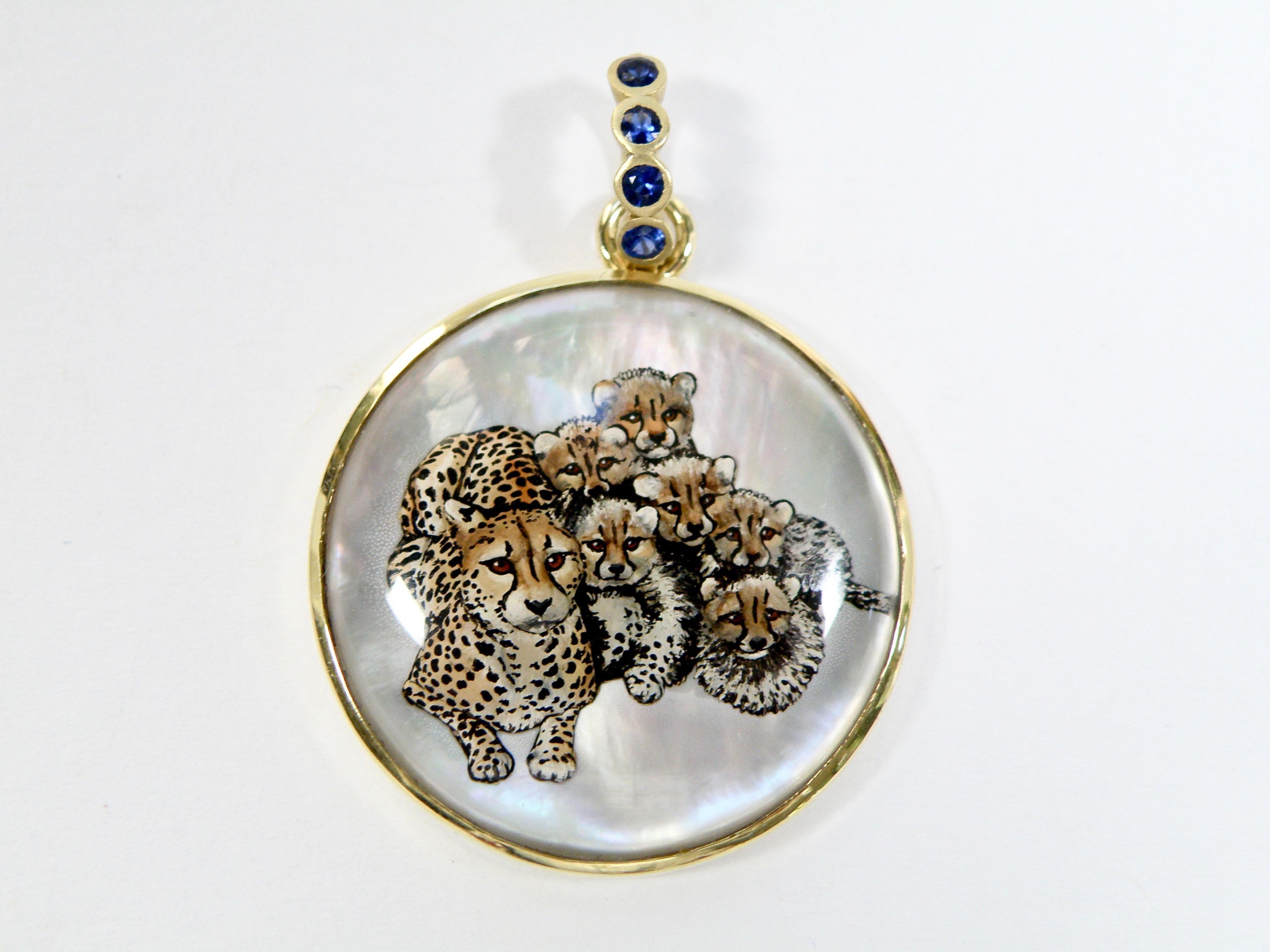 Famiglia cheeta in cristallo rovesciato intagliata a mano da 30 mm con cauzione in zaffiro. intaglio unico nel suo genere, realizzato dal maestro intagliatore Idah Oberstein. Coda di zaffiro da .39 carati 