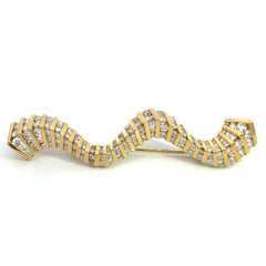 Broche ondulado de diamantes Chevron 18k