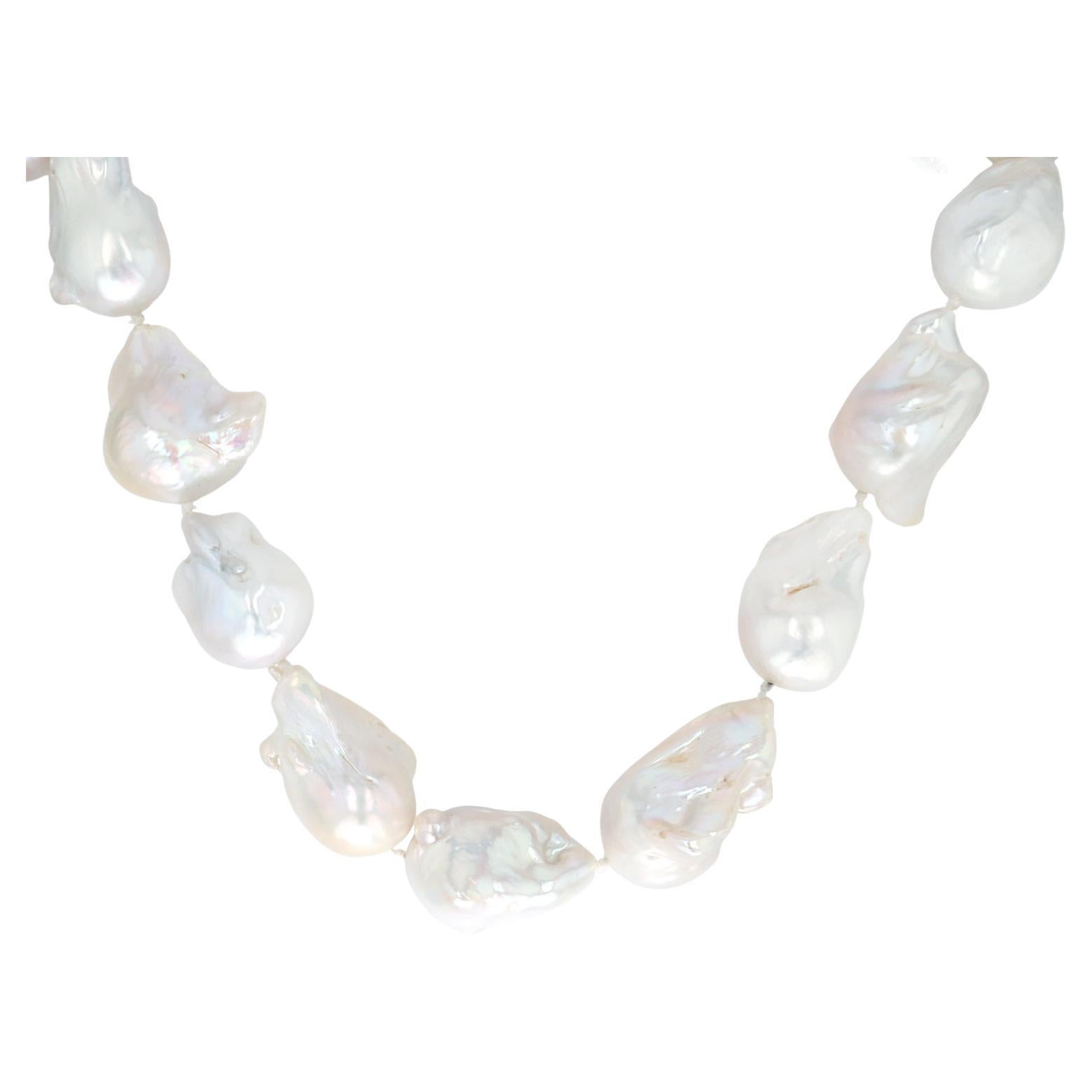 Collana di perle cinesi d'acqua dolce bianca a forma libera di Paula Crevoshay (18 carati) in vendita
