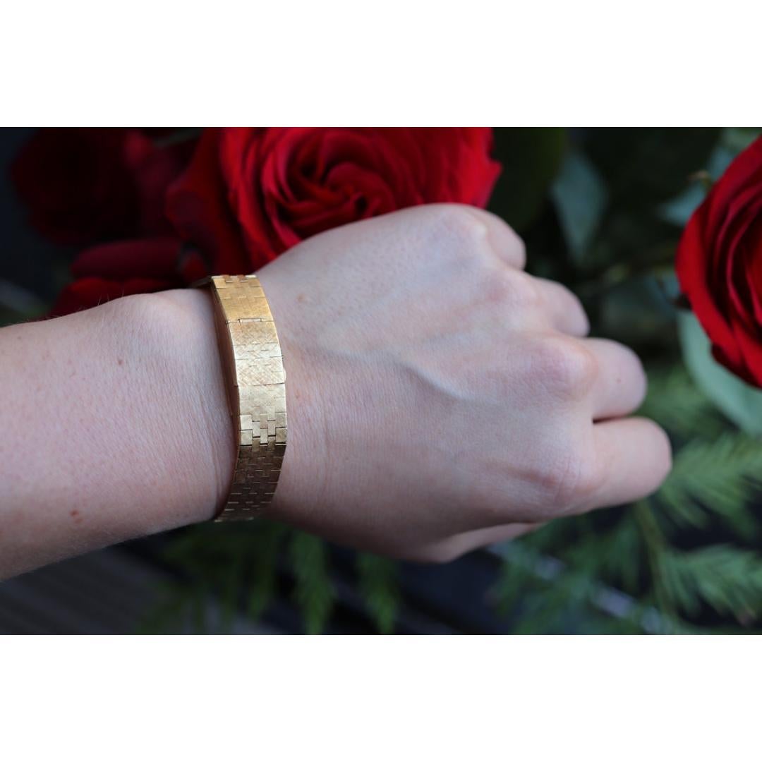 Vintage from the 1950s
Band material: Gold
Materials: Gold
Power: Mechanical
Readout: Analog

Style: Art deco

This is a rare piece that does not come up for sale often. In fact, you will probably not see one like this for sale.

Elegant and