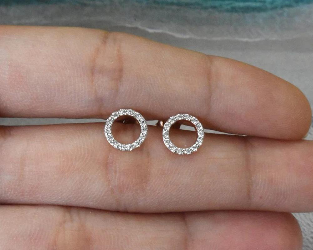 Boucles d'oreilles en diamant rond 18k Boucles d'oreilles en diamant rond en vente 2