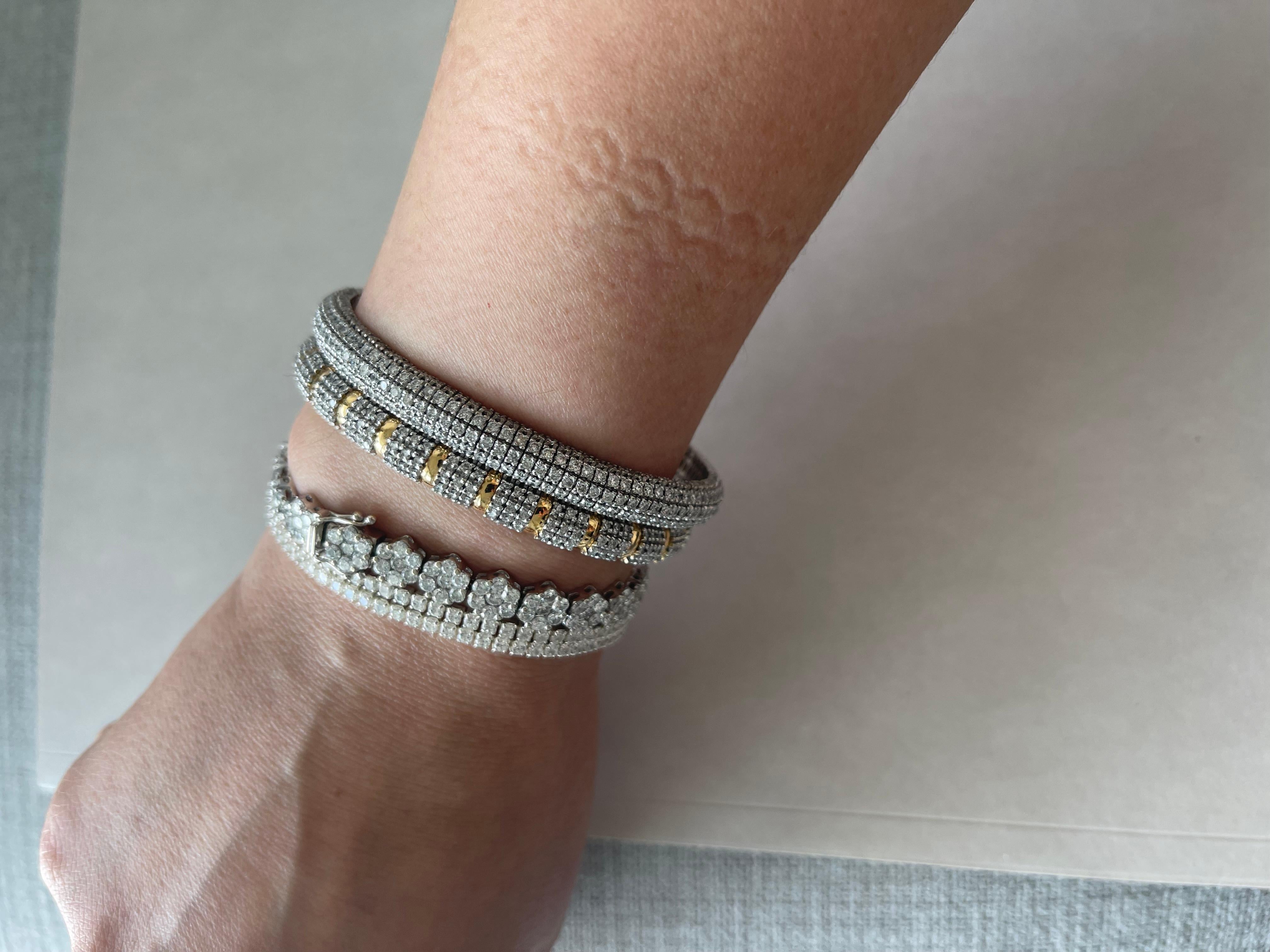 Este exquisito brazalete, elaborado en radiante oro amarillo y blanco, redefine la elegancia con su perfecta fusión de diseño y funcionalidad. Totalmente engastada con diamantes brillantes, baila con luz y sofisticación. Lo que la distingue es su