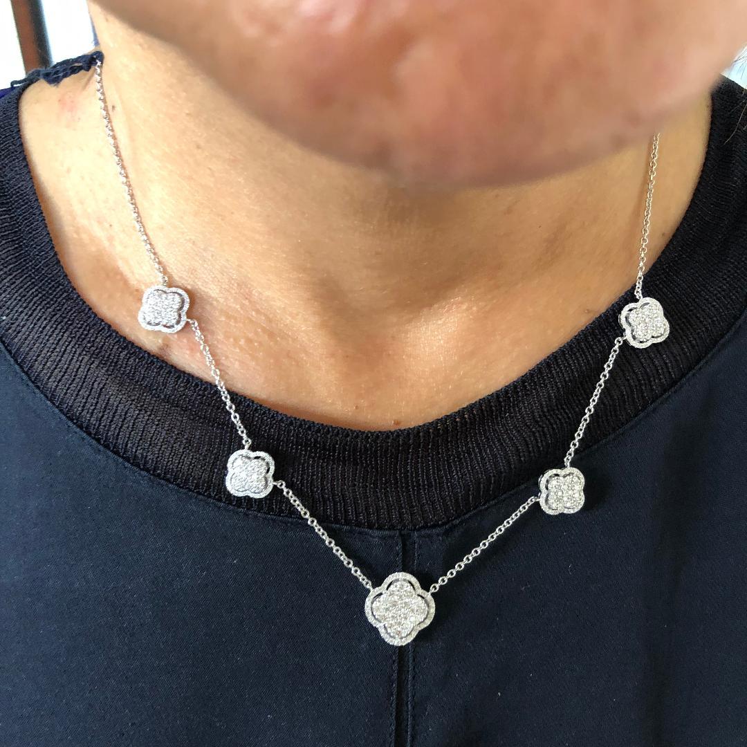 Moderno Collana con diamanti a trifoglio 18 carati in vendita