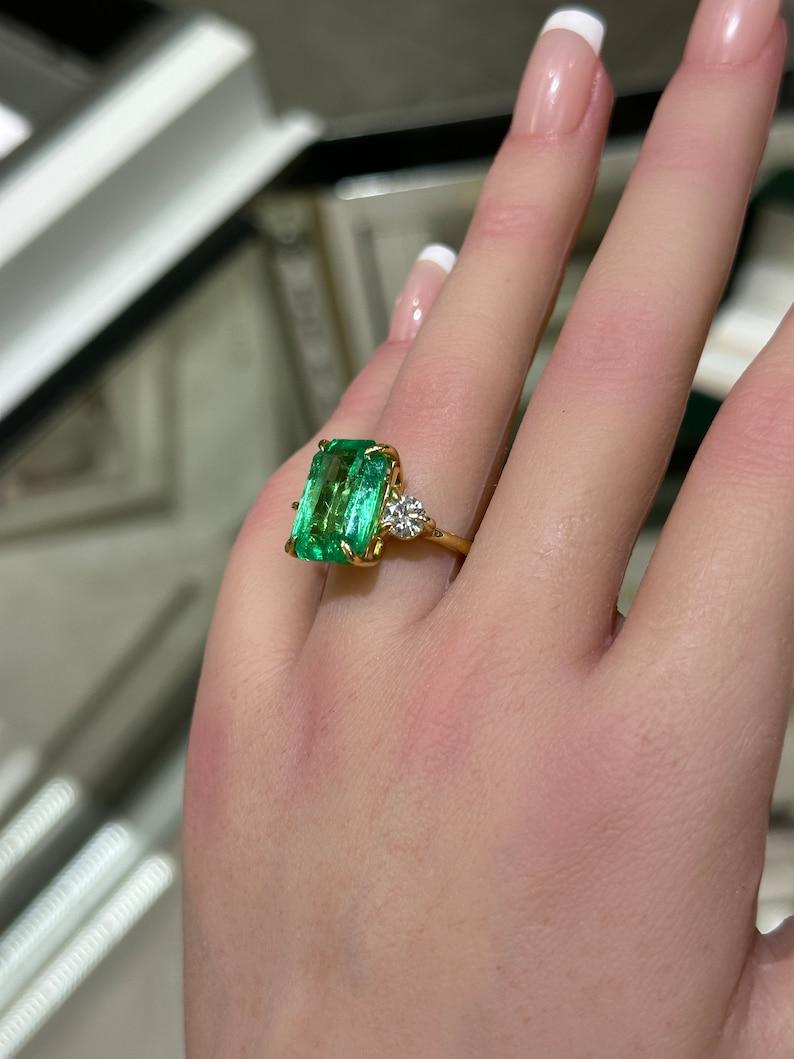 18K Colombian Emerald & Diamond Ring  8.92tcw Emerald Cut  Vivid Green In New Condition For Sale In Jupiter, FL