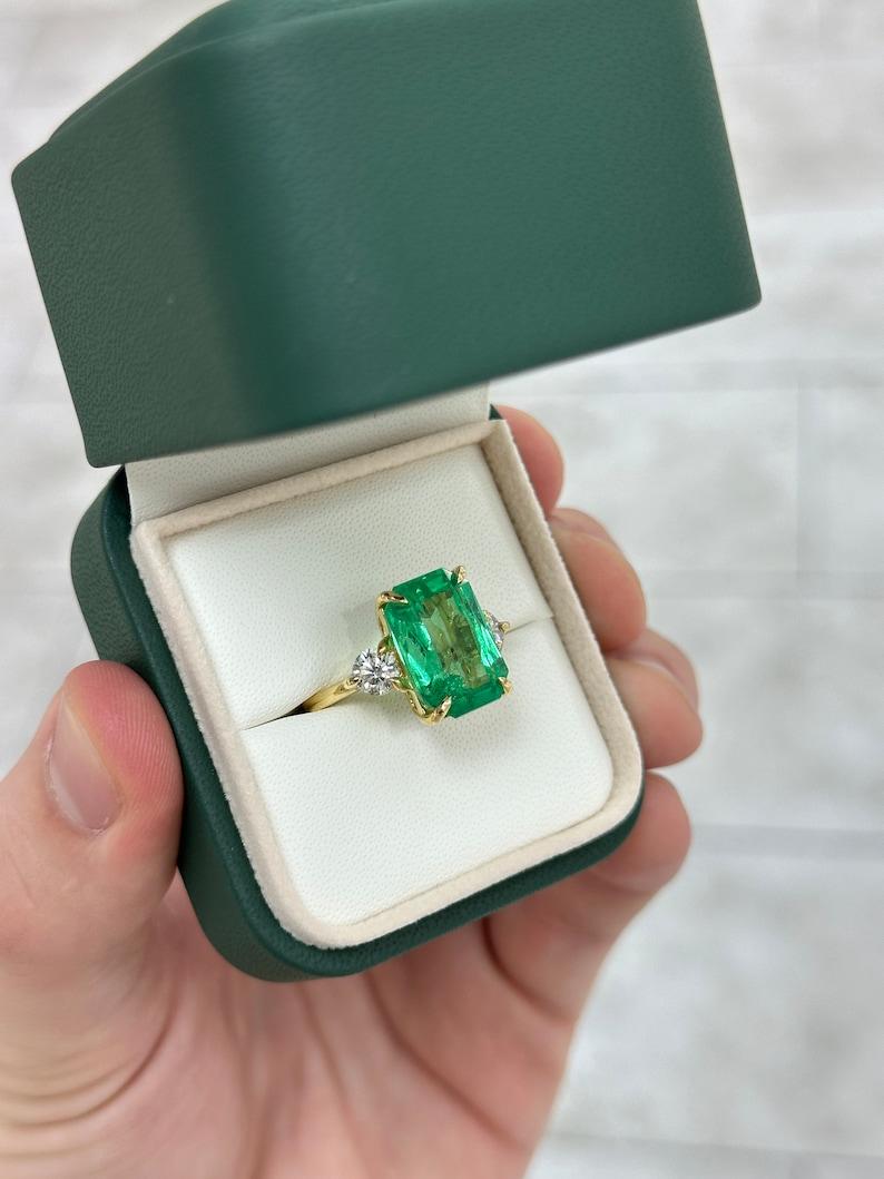 18K Colombian Emerald & Diamond Ring  8.92tcw Emerald Cut  Vivid Green For Sale 3