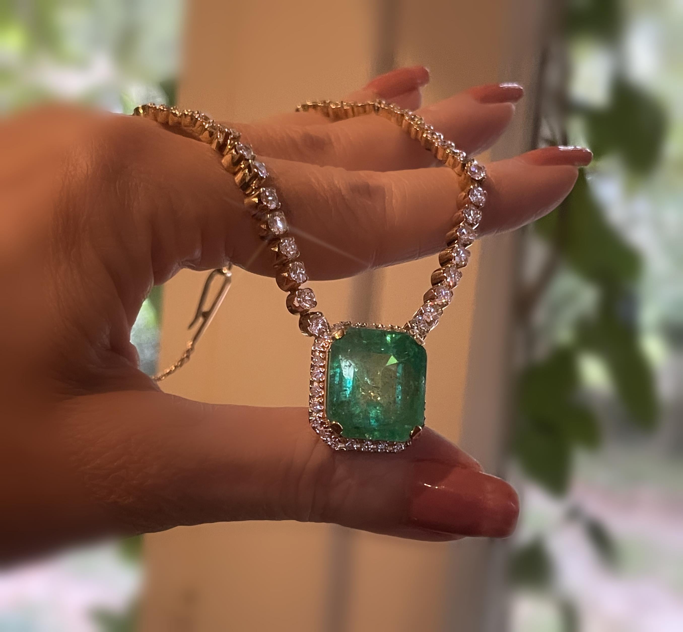 Old South Jewels proudly presents...VINTAGE LUXURY.     HUGE 18K VINTAGE 34.72 CARAT COLOMBIAN EMERALD DIAMOND NECKLACE!   GIA CERTIFIED RARE 25.56 CARAT TRANSPARENT NATURAL EMERALD.  CROWNED WITH 9.16 CARATS OF VS SPARKLING WHITE EYE CLEAN