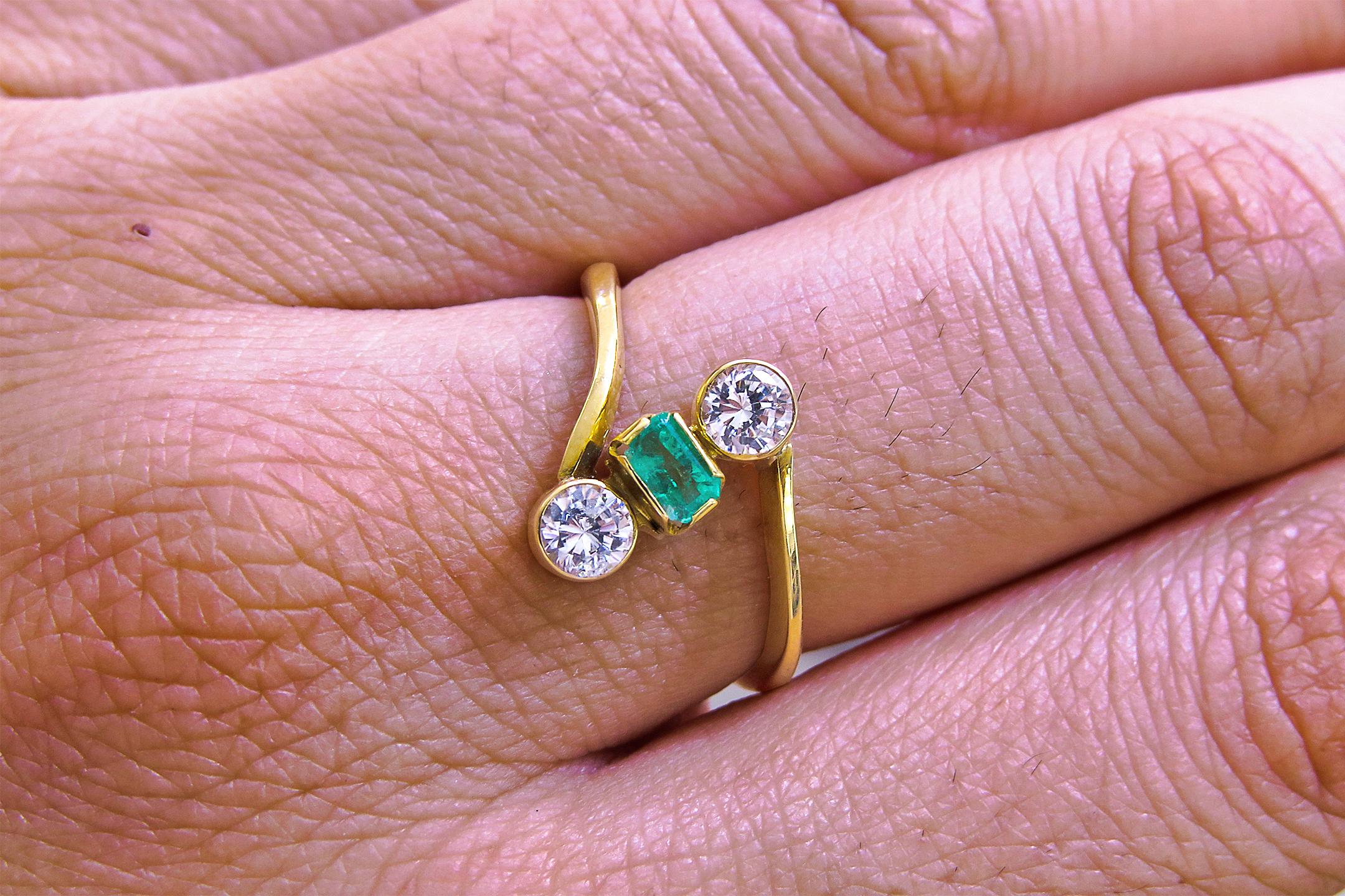 18 Karat Colombian Emerald Ladies Ring In Excellent Condition For Sale In Jackson Heights, NY