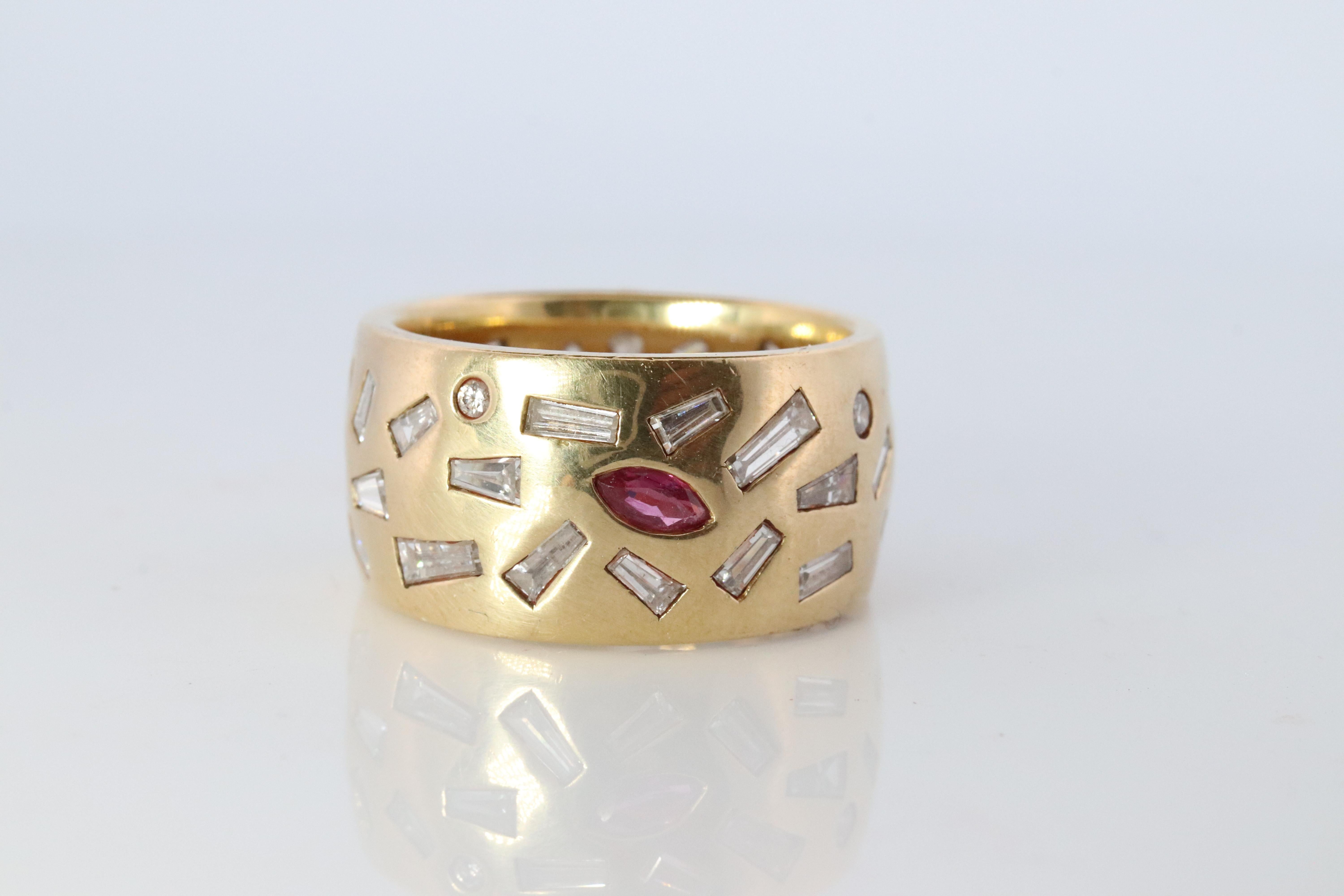 Moderne Bracelet large 18k Confetti. Bague Cigare 2CTW Diamond Ruby Sapphire Emerald Scattered en vente