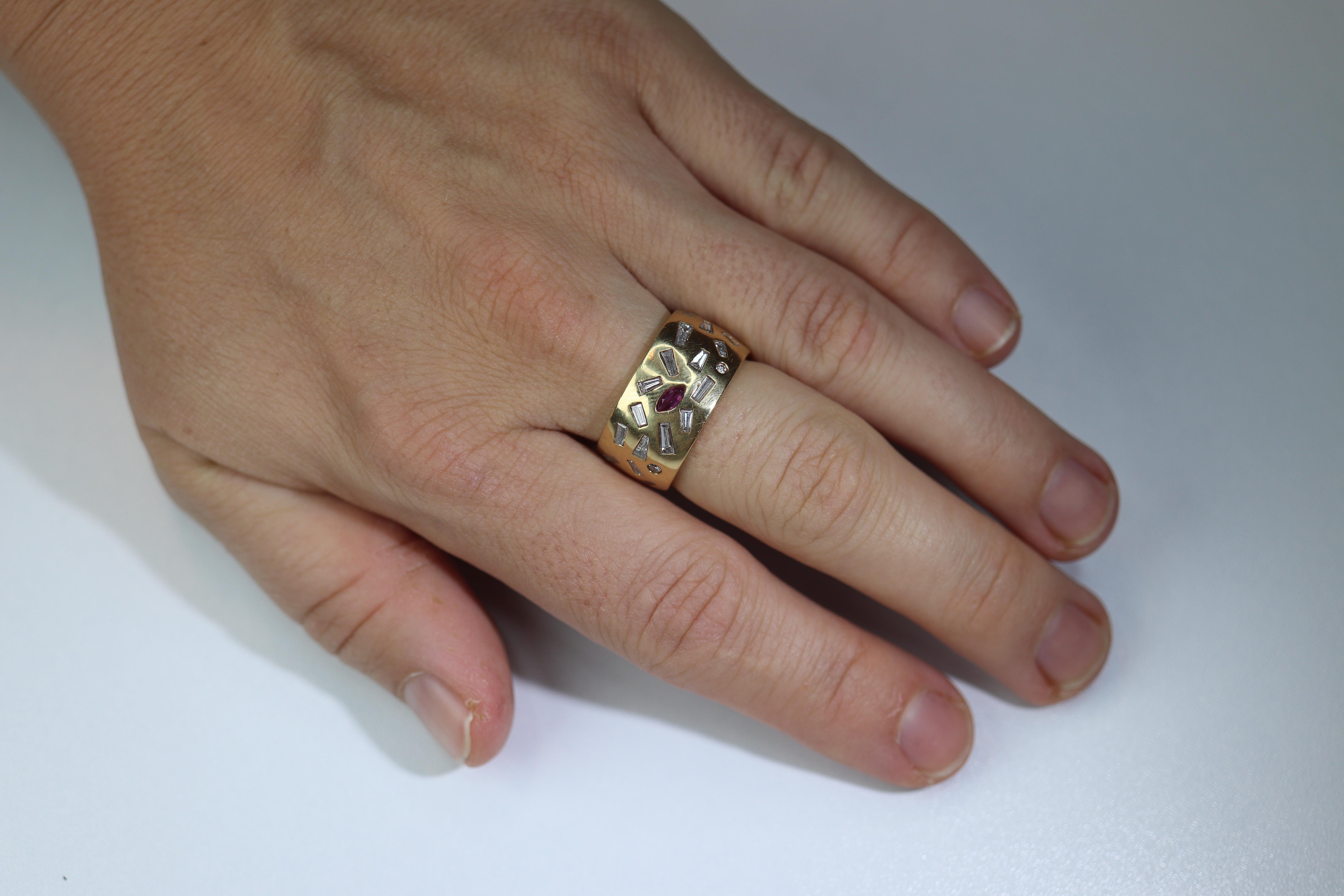 Bracelet large 18k Confetti. Bague Cigare 2CTW Diamond Ruby Sapphire Emerald Scattered en vente 1