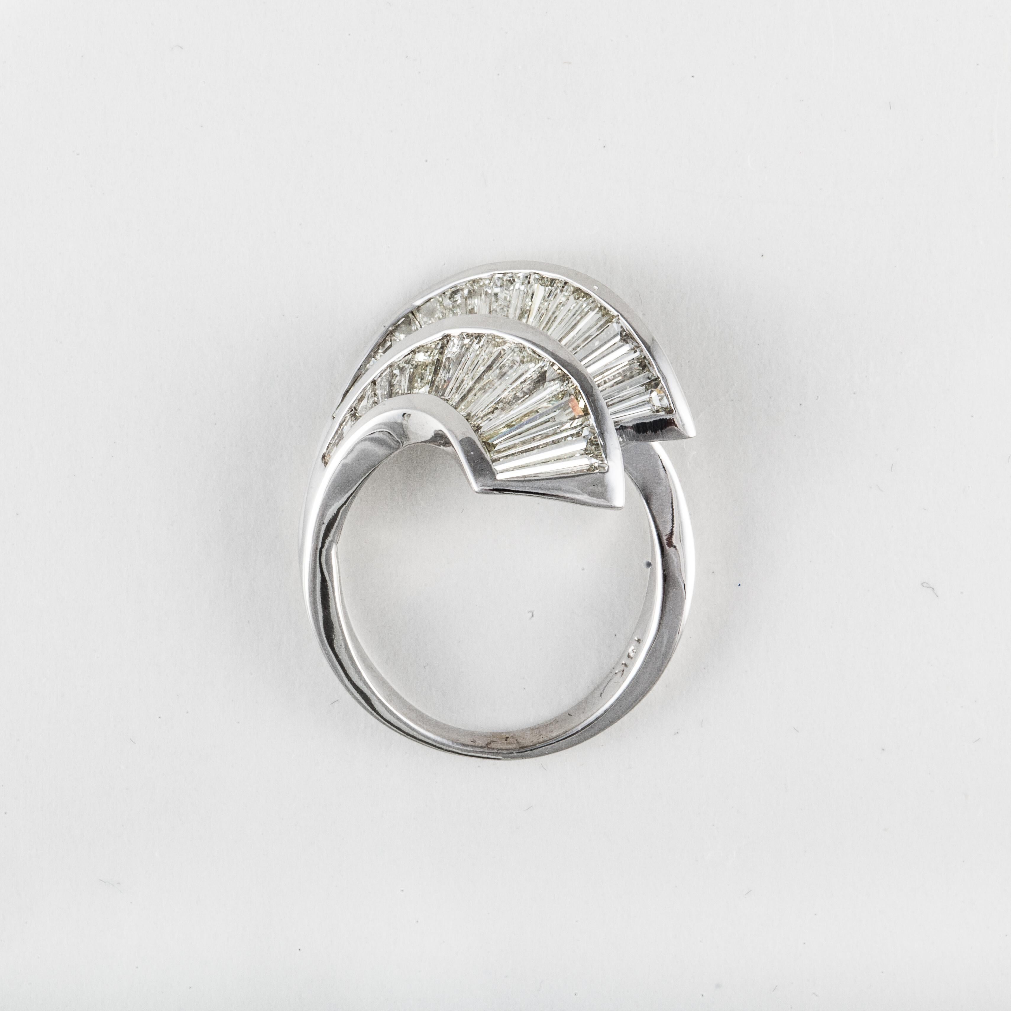 Modern Tapered Baguette Diamond Ring in 18K White Gold In Good Condition For Sale In Houston, TX