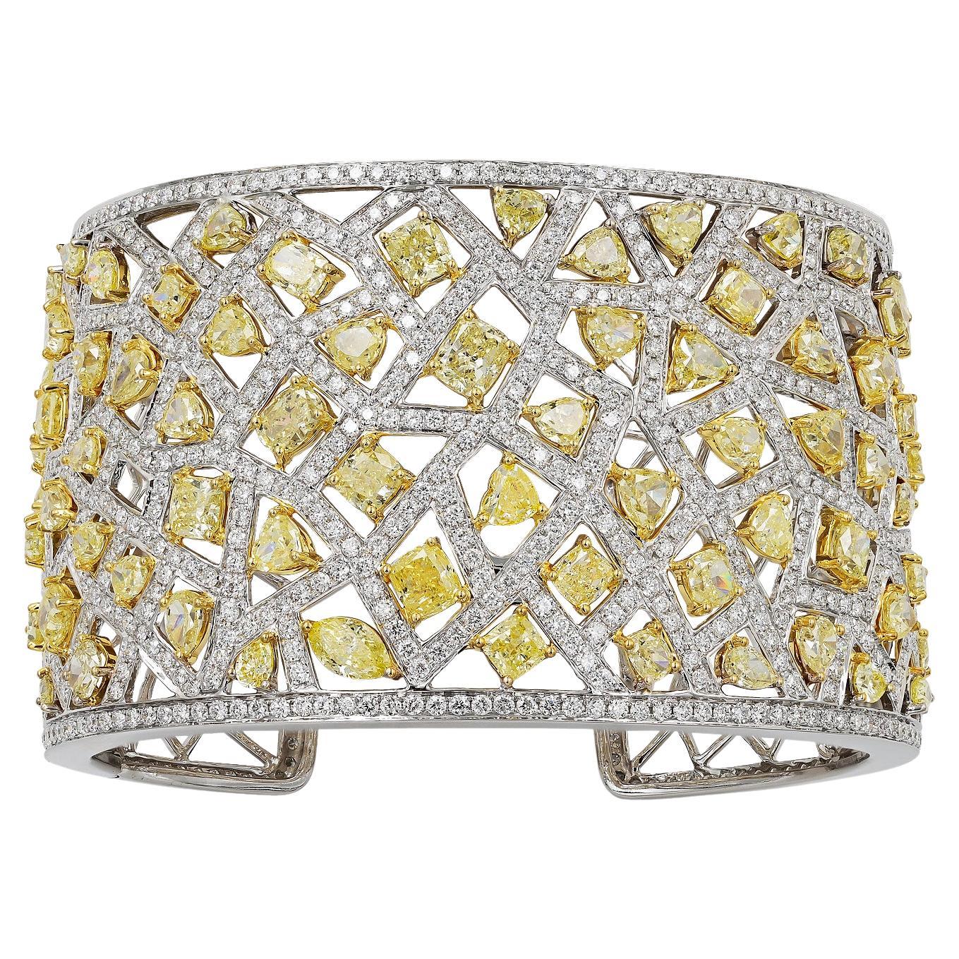 Brazalete contemporáneo de oro amarillo de 18 quilates con diamantes