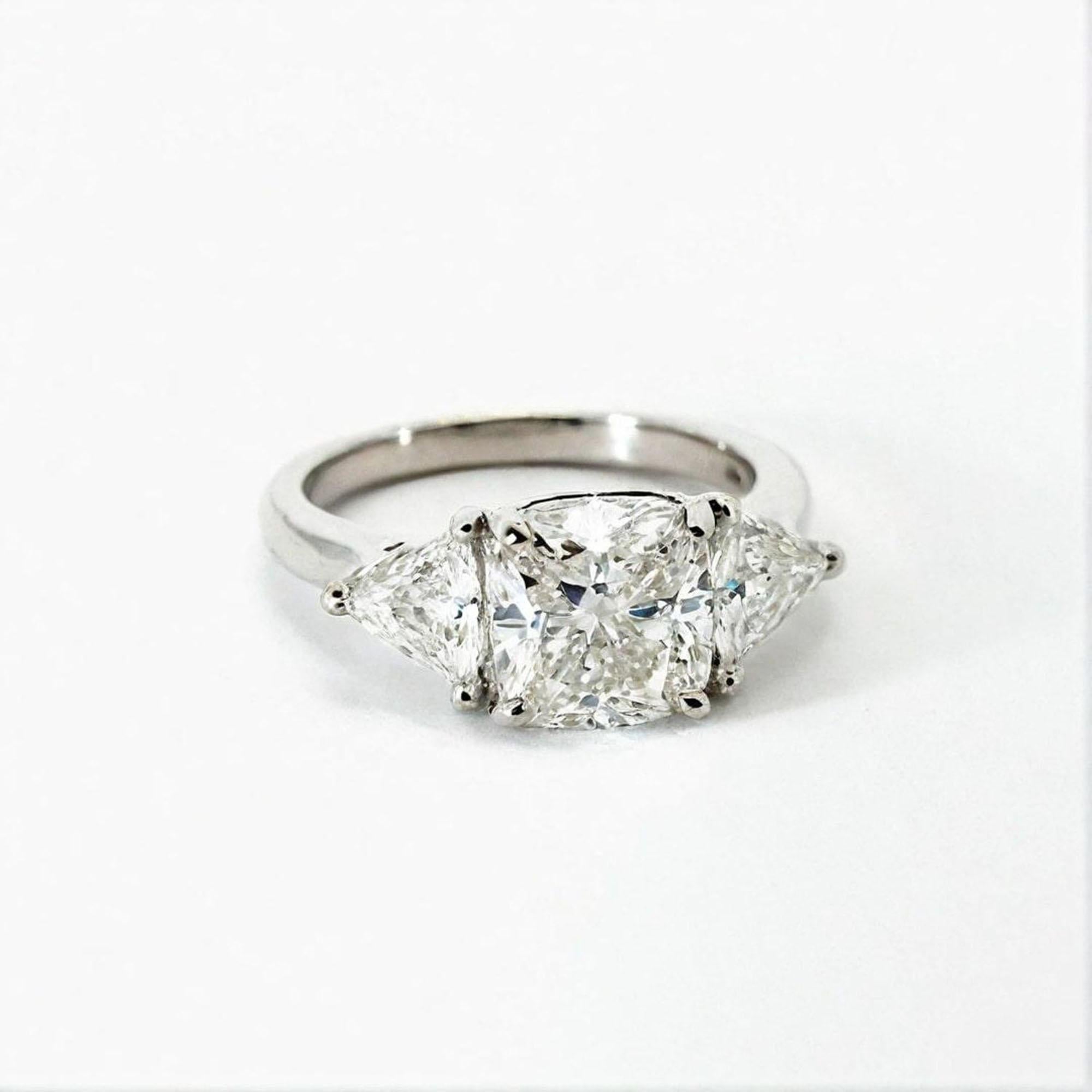 Bague de fiançailles 18K à taille coussin