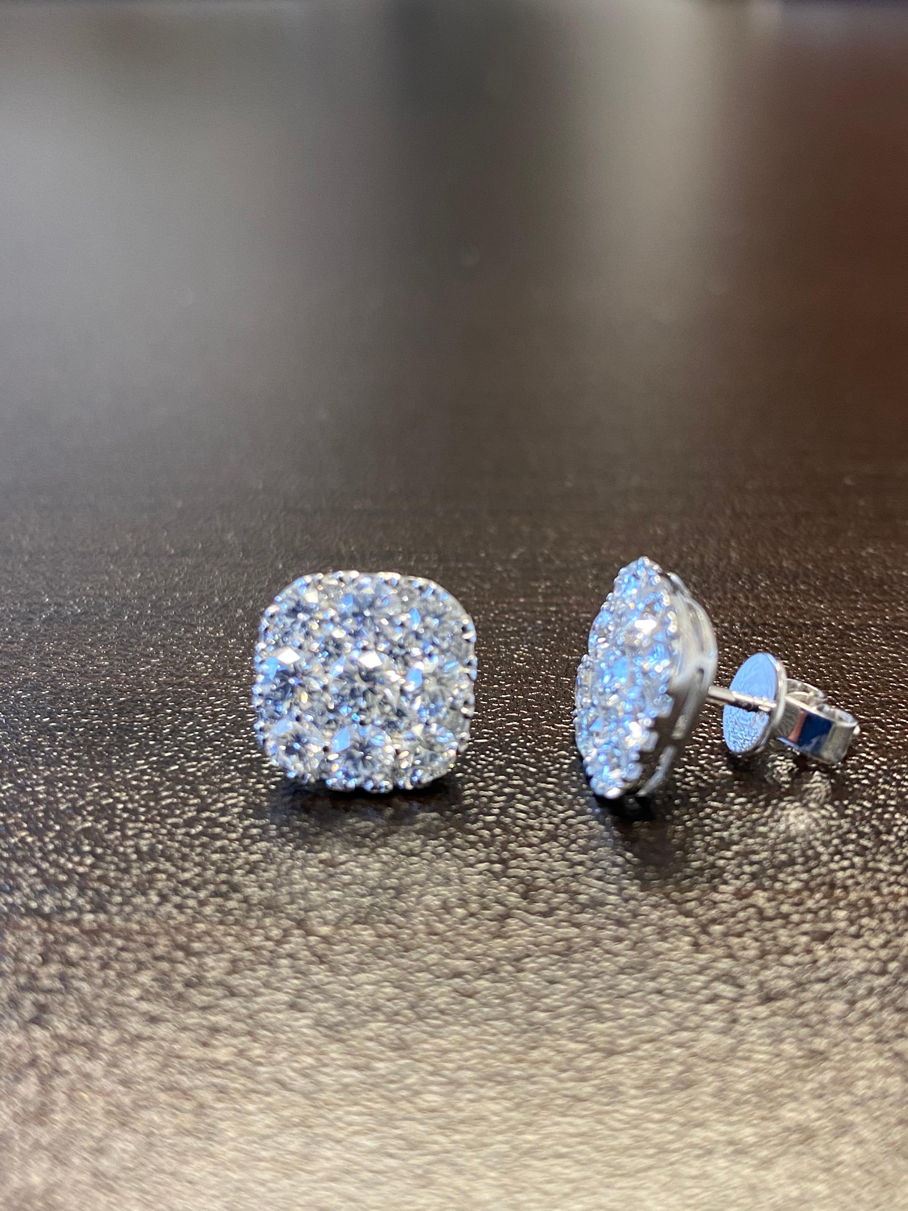 18 Karat Kissenförmige Diamant-Ohrringe 3 Karat (Moderne) im Angebot