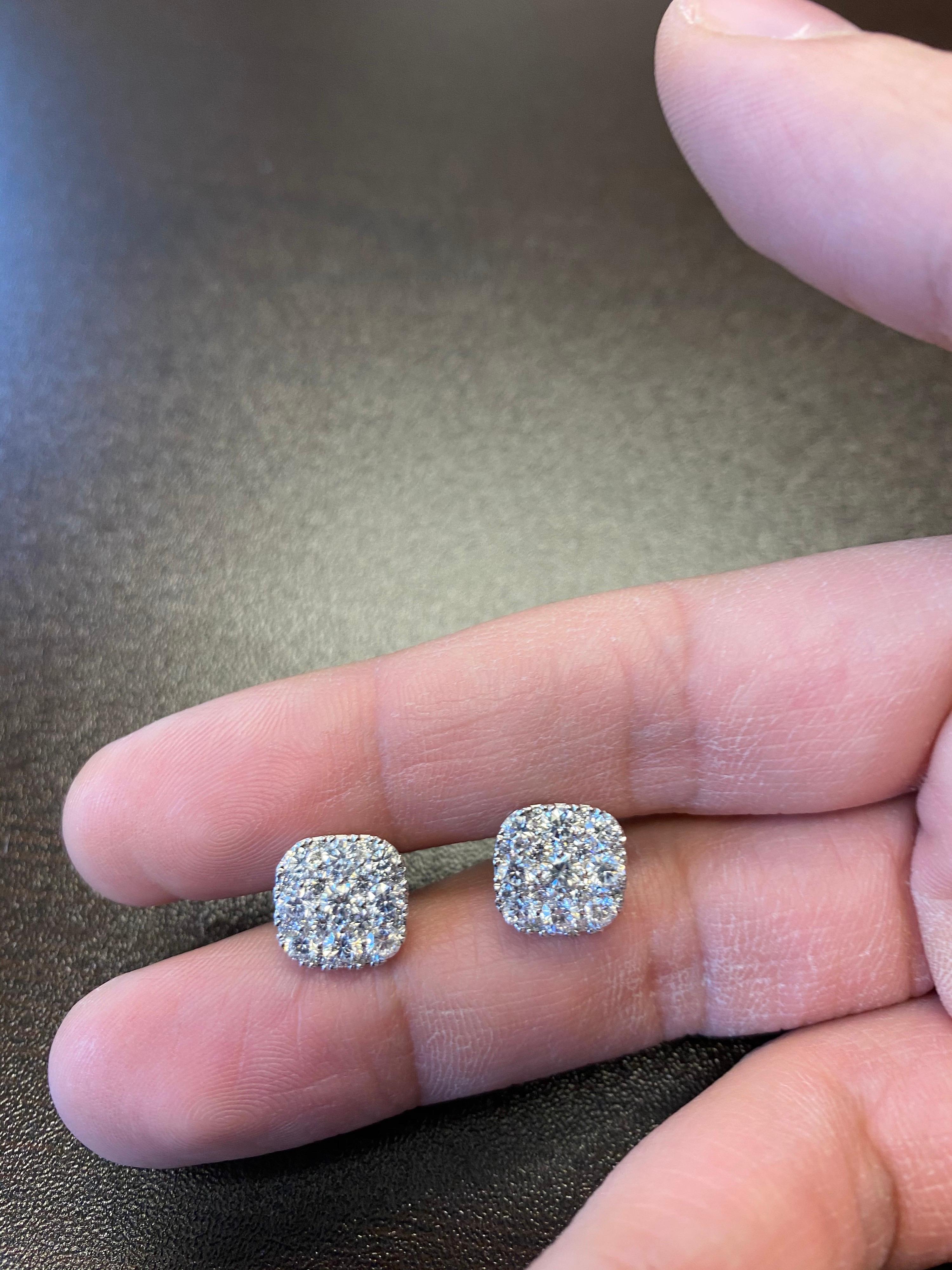 18 Karat Kissenförmige Diamant-Ohrringe 3 Karat (Rundschliff) im Angebot