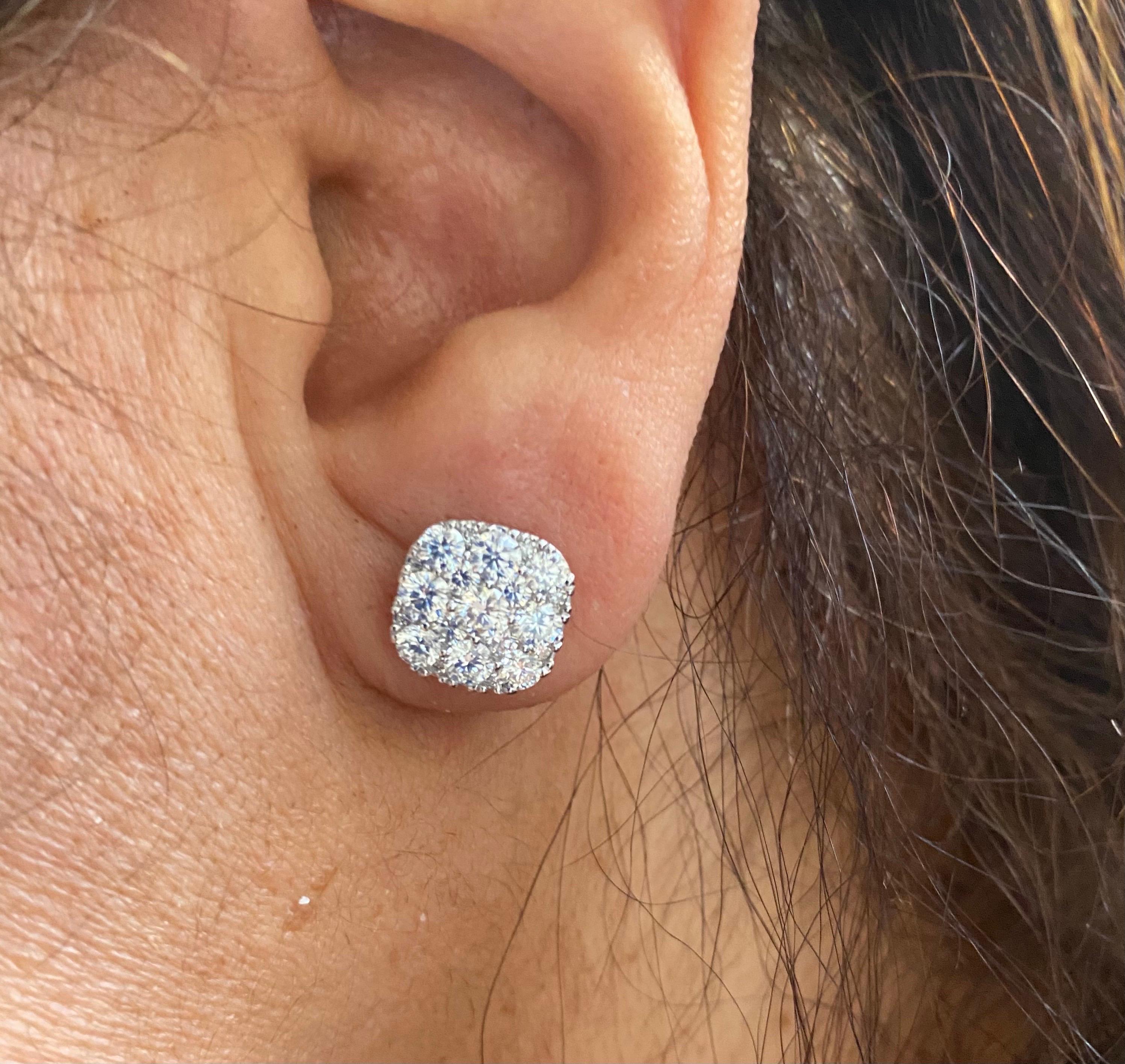 18 Karat Kissenförmige Diamant-Ohrringe 3 Karat Damen im Angebot