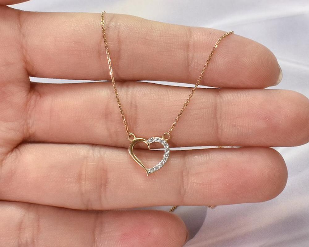 Modern 18k Gold Dainty Gold Diamond Heart Necklace VS Natural Round Diamond For Sale