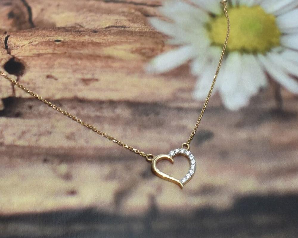 18k Gold Dainty Gold Diamond Heart Necklace VS Natural Round Diamond In New Condition For Sale In Bangkok, TH