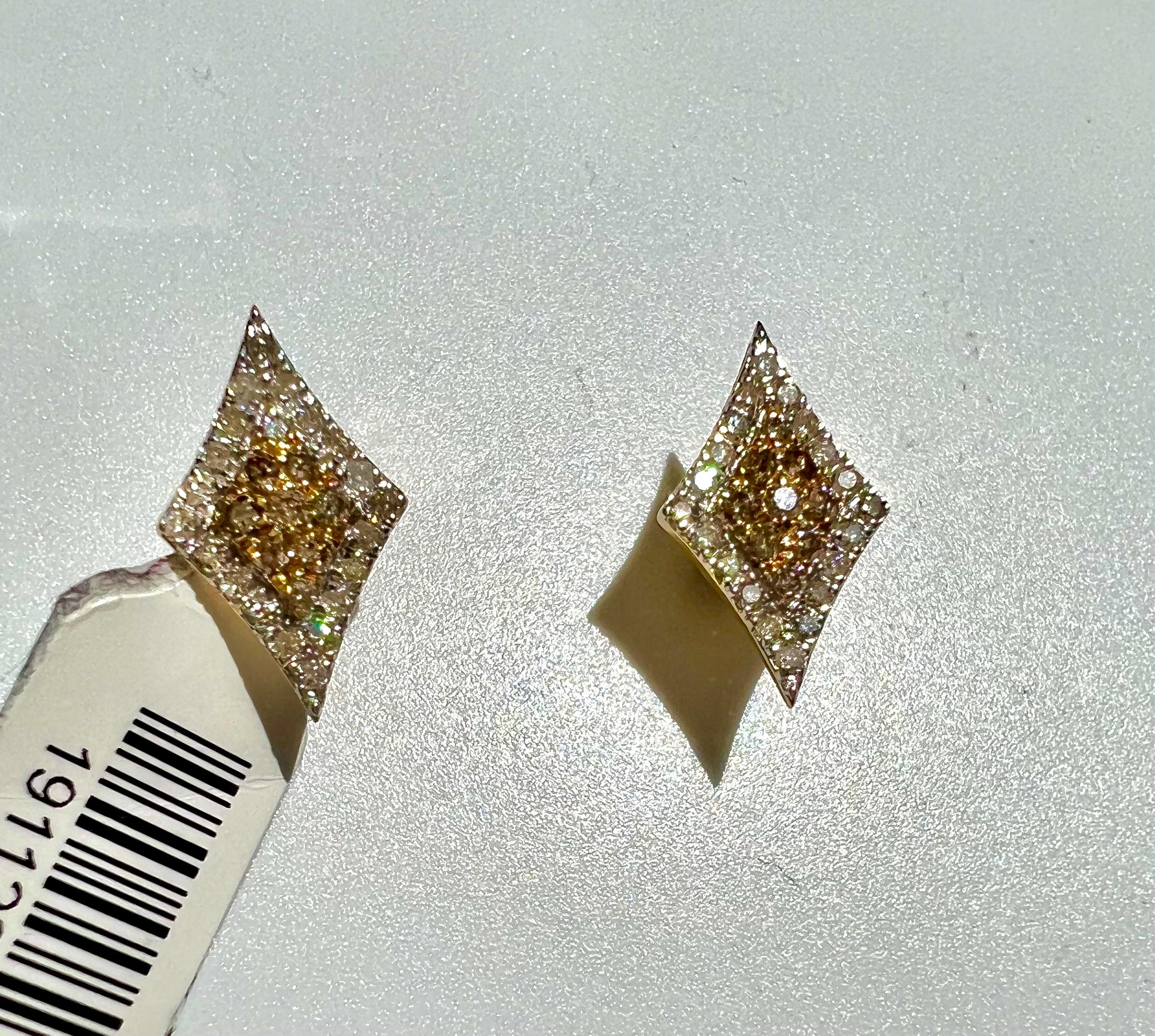 18K Daisy Diamond Studs In New Condition For Sale In Austin, TX