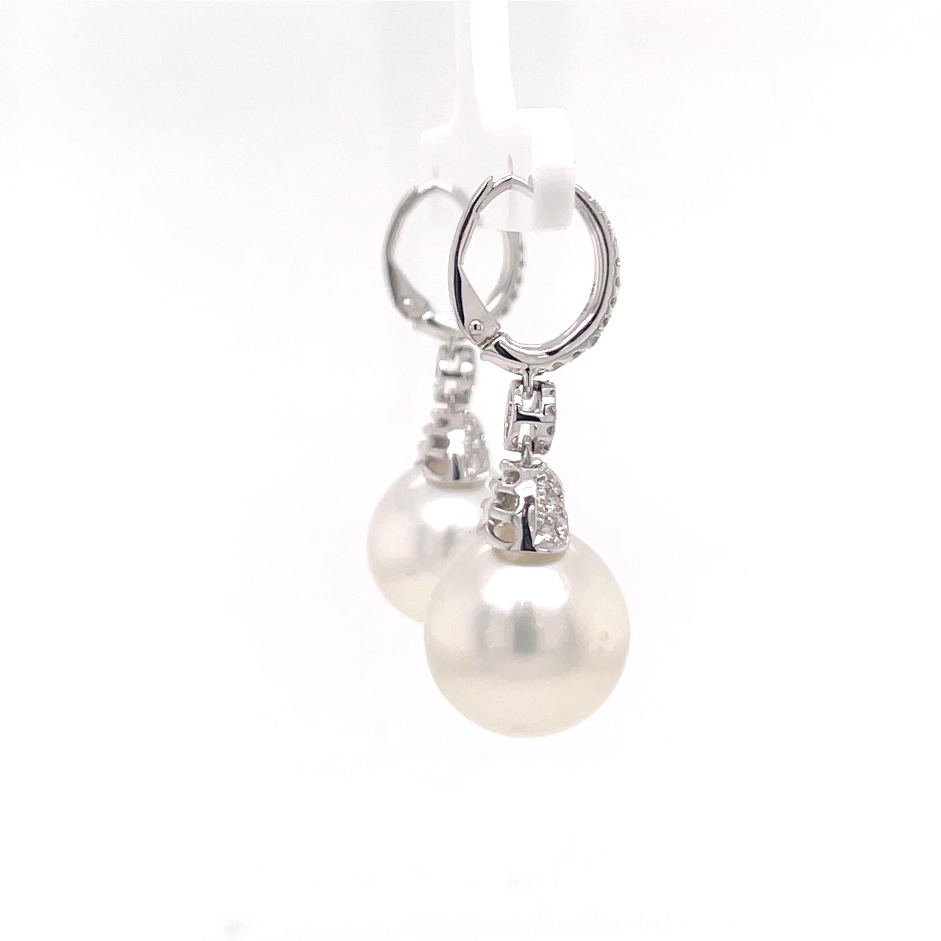 18k Dangle Diamond Pearl Earrings In New Condition For Sale In New York, NY