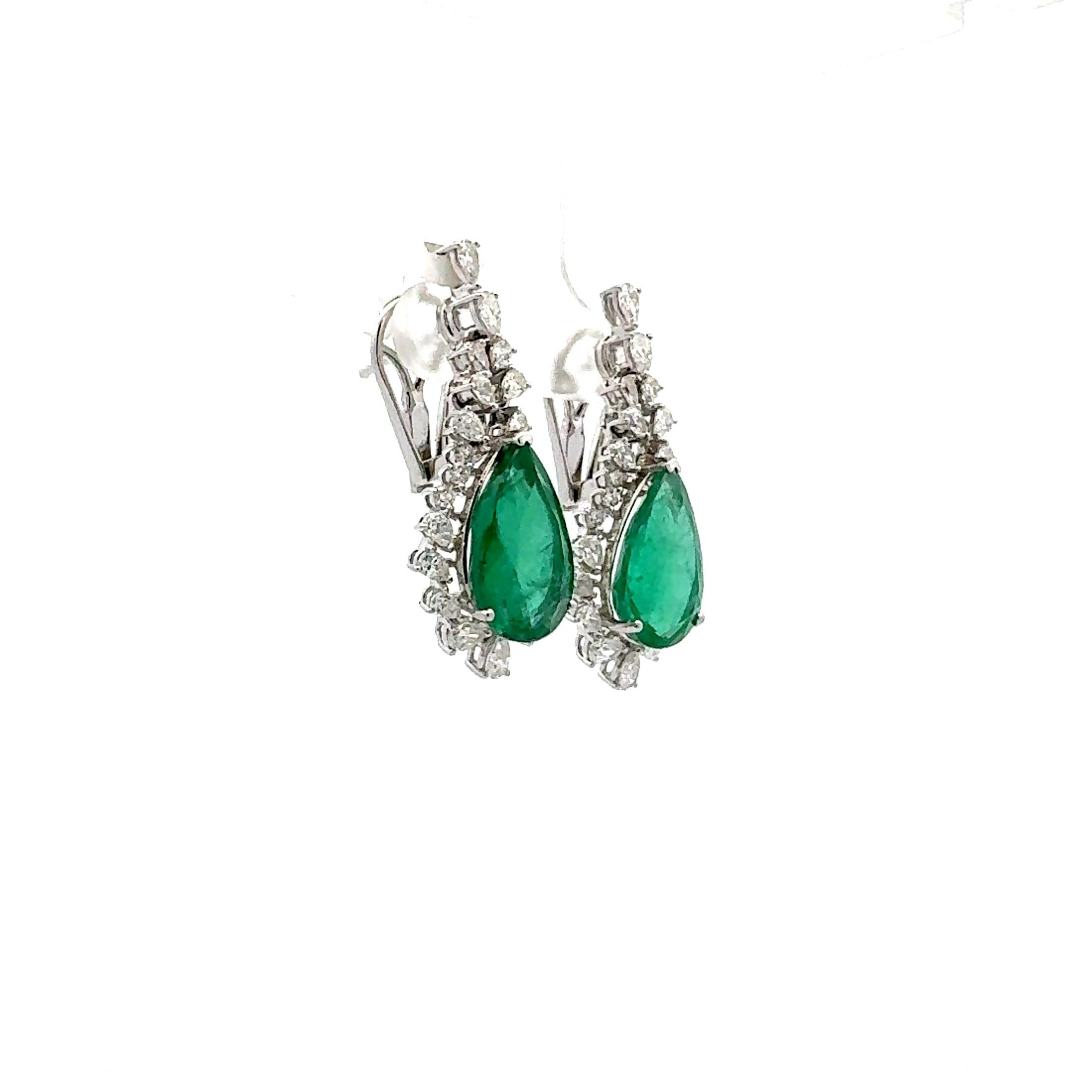 Artículo nº 8251

Pendientes colgantes de 18 quilates con 2,08 quilates de diamantes y 9,81 quilates de esmeralda. Dos (2) piedras Esmeralda en forma de pera con un peso total de 9,81 quilates engastadas en un par de pendientes de metal de oro