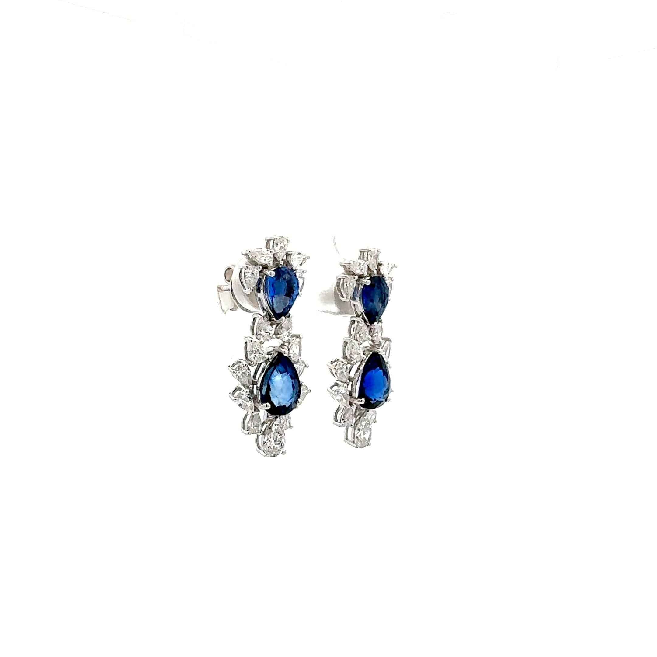 Articolo # 8245

Orecchini pendenti da donna con 2,19 carati di diamanti e 5,77 carati di zaffiri blu. 

Quattro pietre di zaffiro blu a forma di pera incastonate in un paio di orecchini in oro bianco 18 carati con numerosi diamanti quasi incolori a