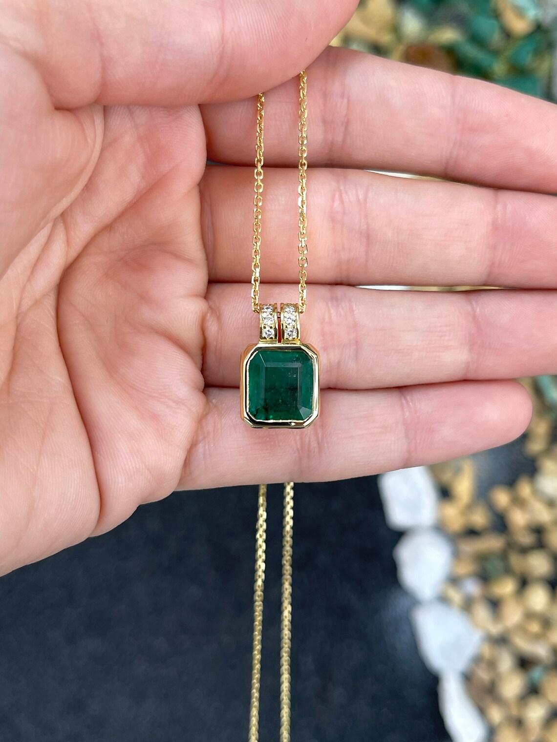 18 Karat Dunkelgrüner Smaragd-Lünette-Anhänger mit Diamant-Akzenten 5,70 Karatcw Smaragd (Moderne) im Angebot