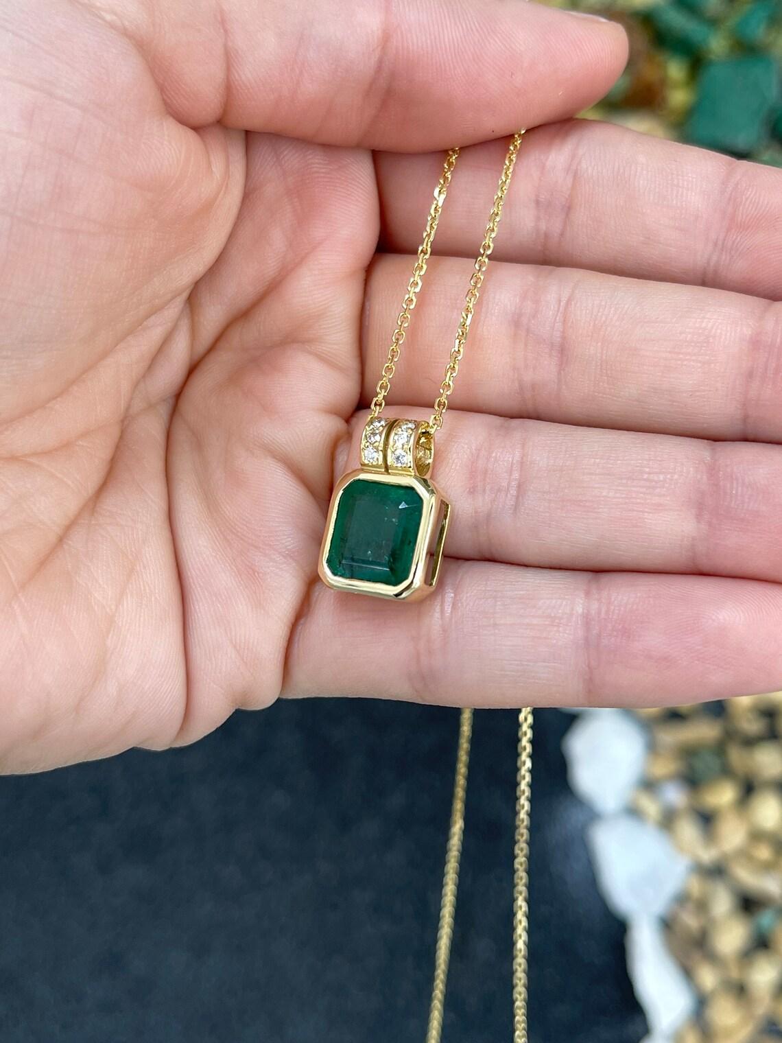 18 Karat Dunkelgrüner Smaragd-Lünette-Anhänger mit Diamant-Akzenten 5,70 Karatcw Smaragd (Smaragdschliff) im Angebot