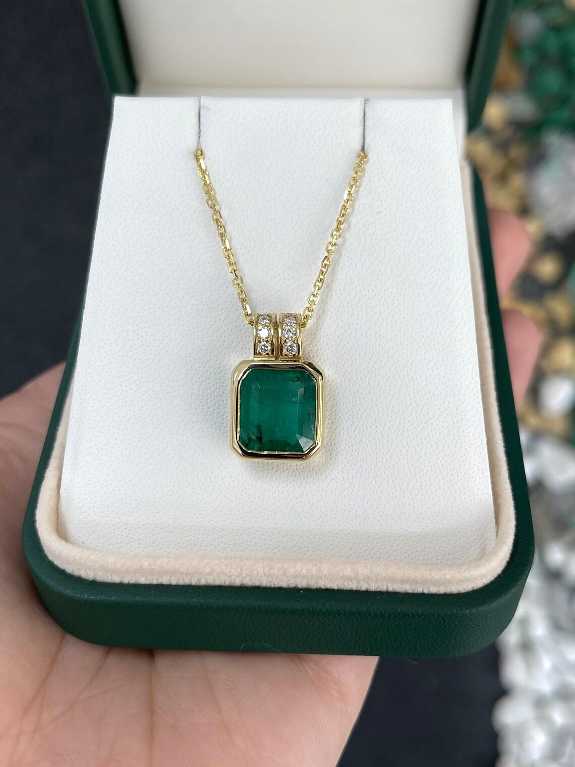 18 Karat Dunkelgrüner Smaragd-Lünette-Anhänger mit Diamant-Akzenten 5,70 Karatcw Smaragd im Zustand „Neu“ im Angebot in Jupiter, FL