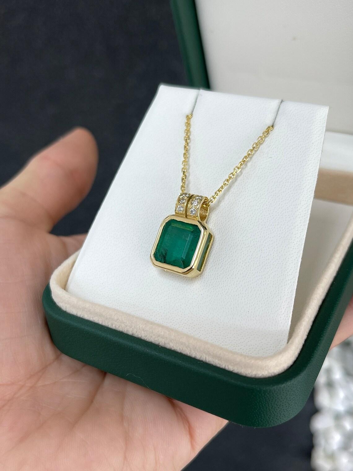 18 Karat Dunkelgrüner Smaragd-Lünette-Anhänger mit Diamant-Akzenten 5,70 Karatcw Smaragd Damen im Angebot